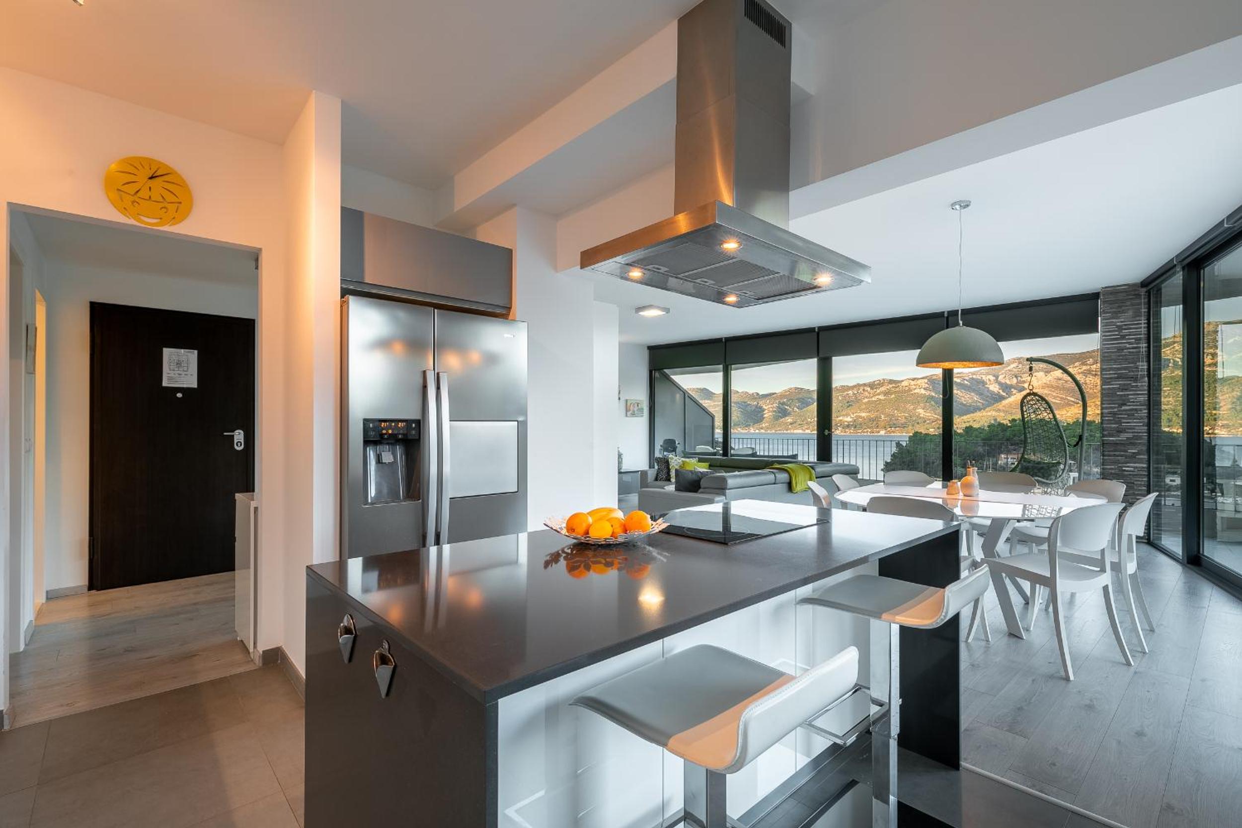 Three-Bedroom Apartment with Sea View photo 2