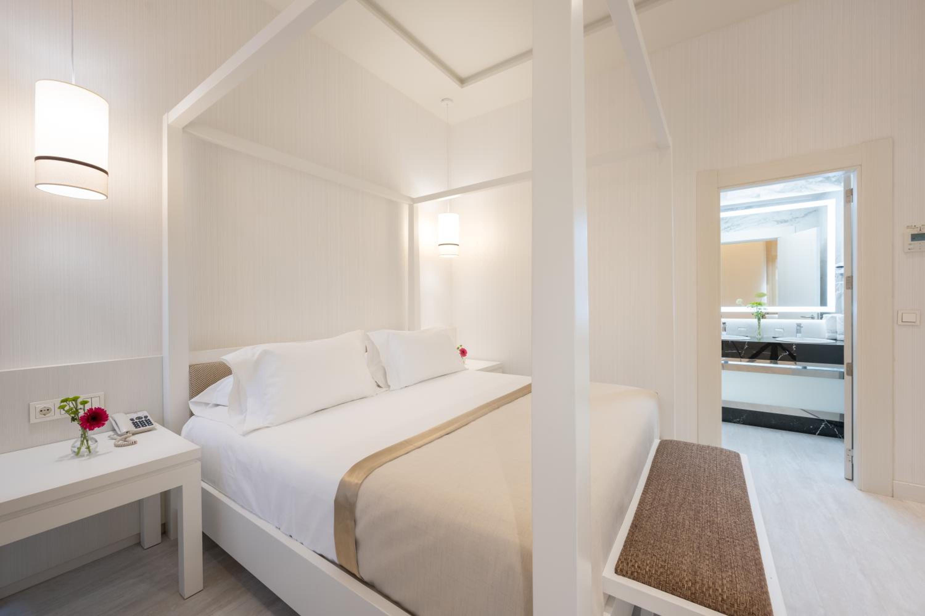 Deluxe Double Room - Photo 20