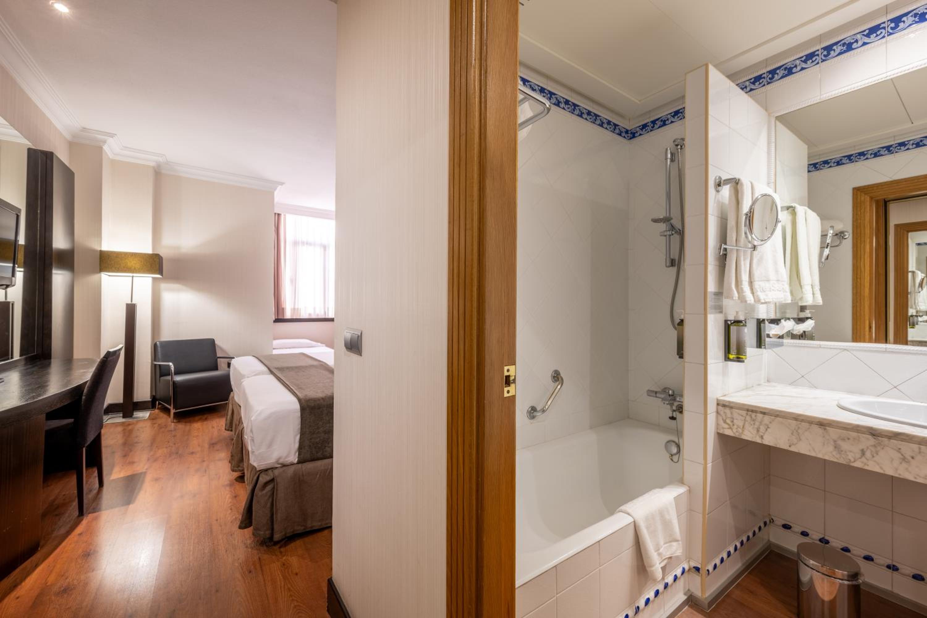 Triple Room (3 Adults) - Photo 9