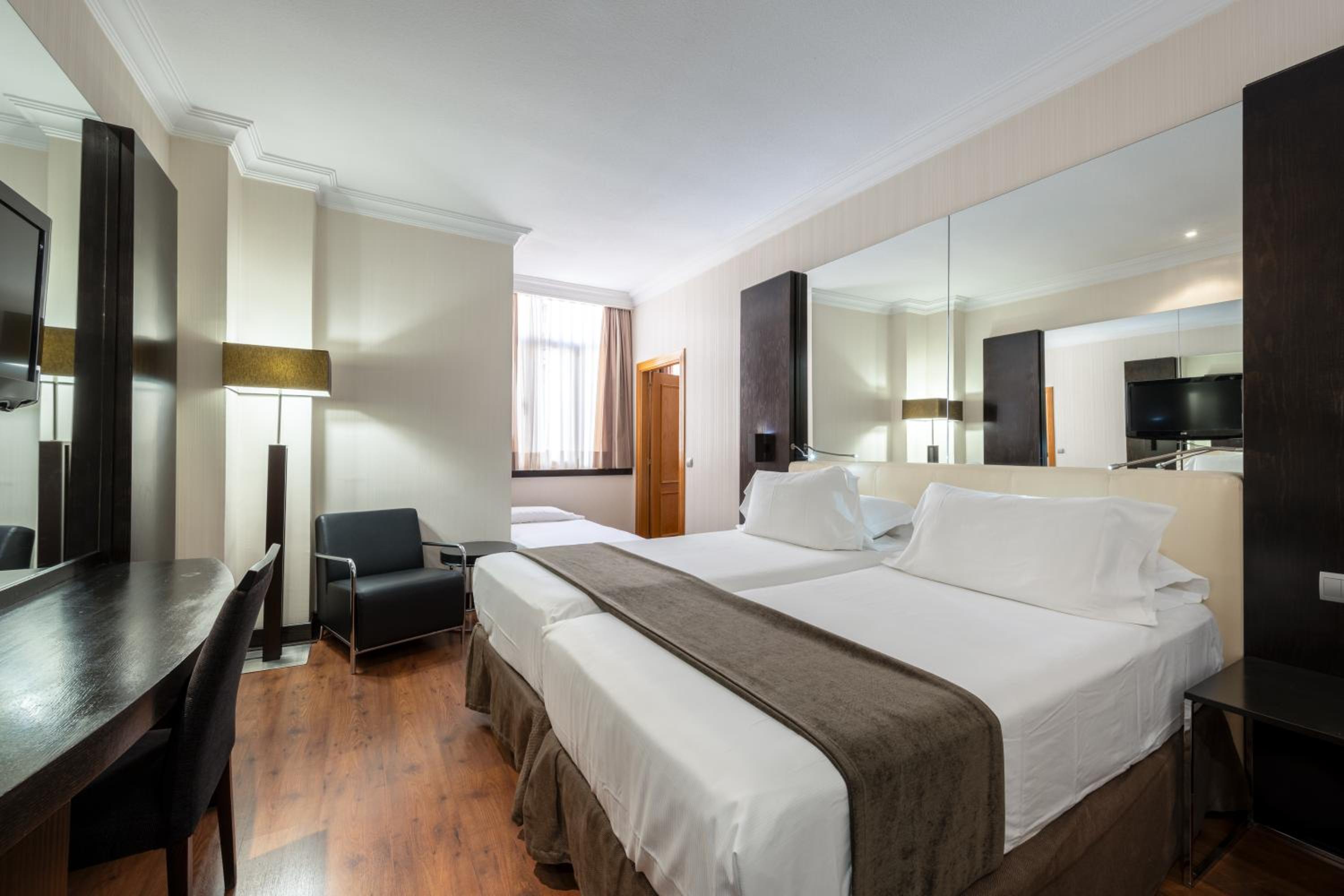 Triple Room (3 Adults) - Photo 4