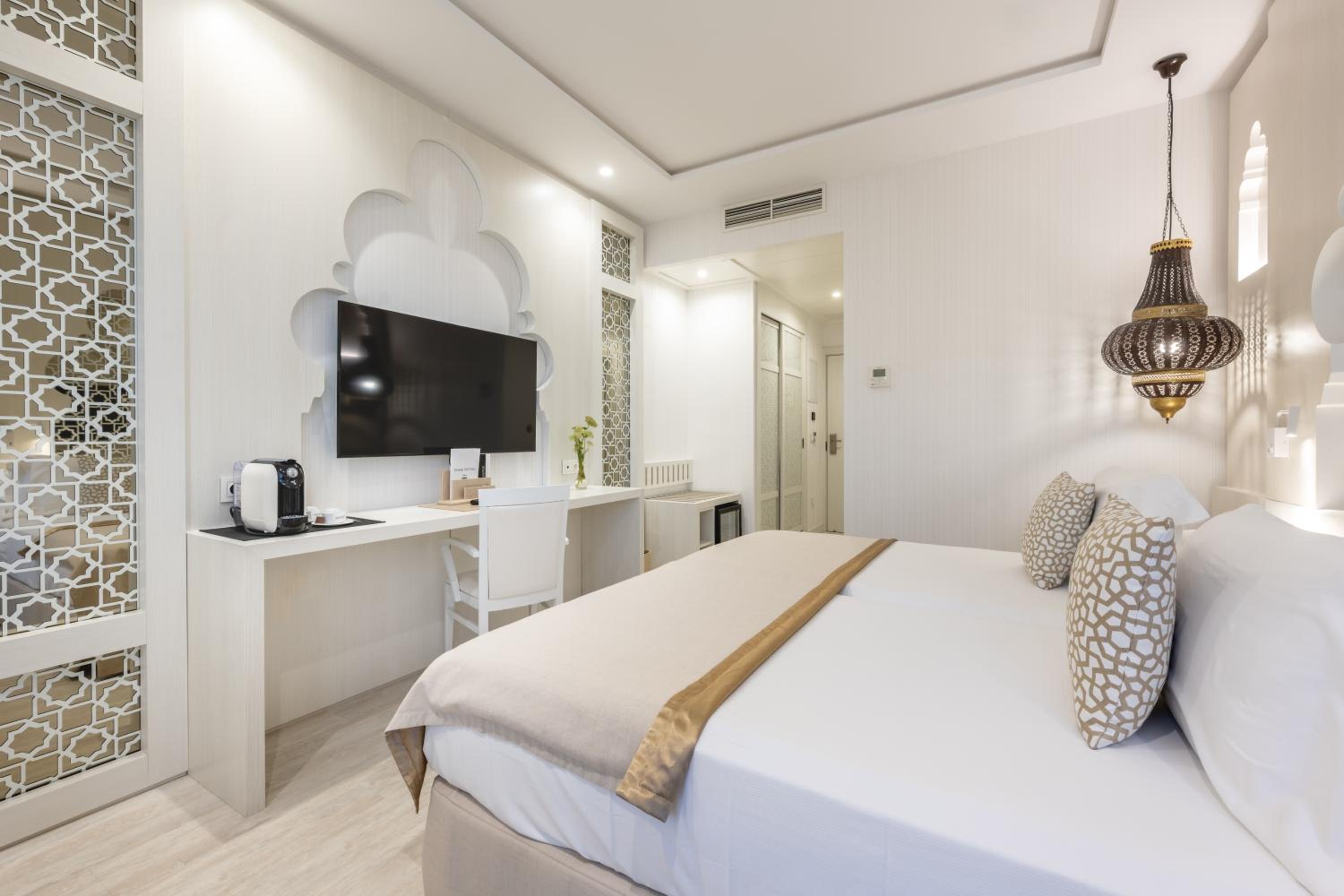 Deluxe Double Room - Photo 15