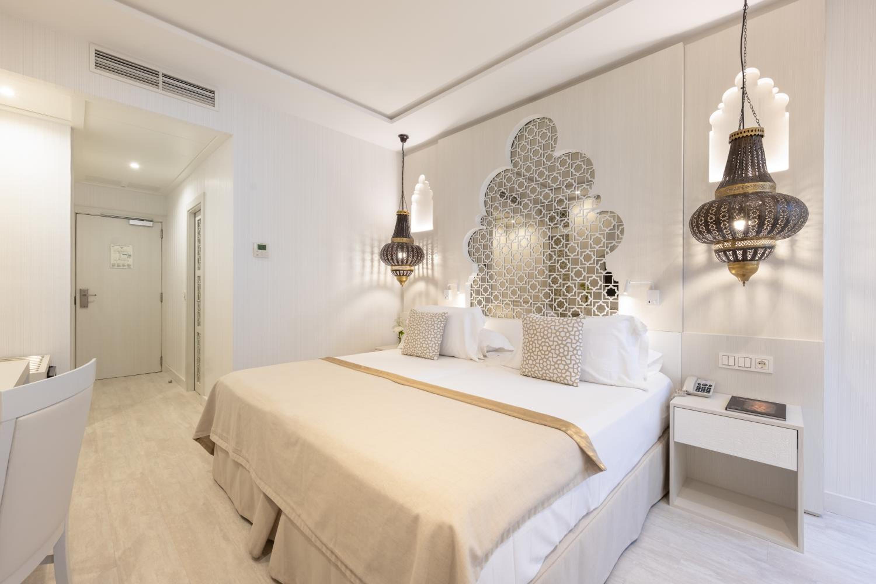 Deluxe Double Room - Photo 14