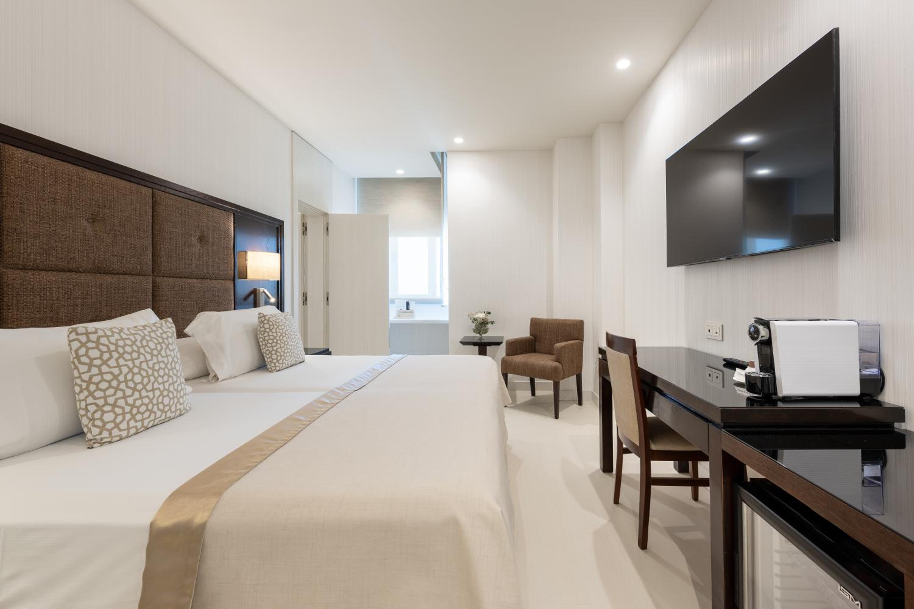 Executive Room - Photo 8