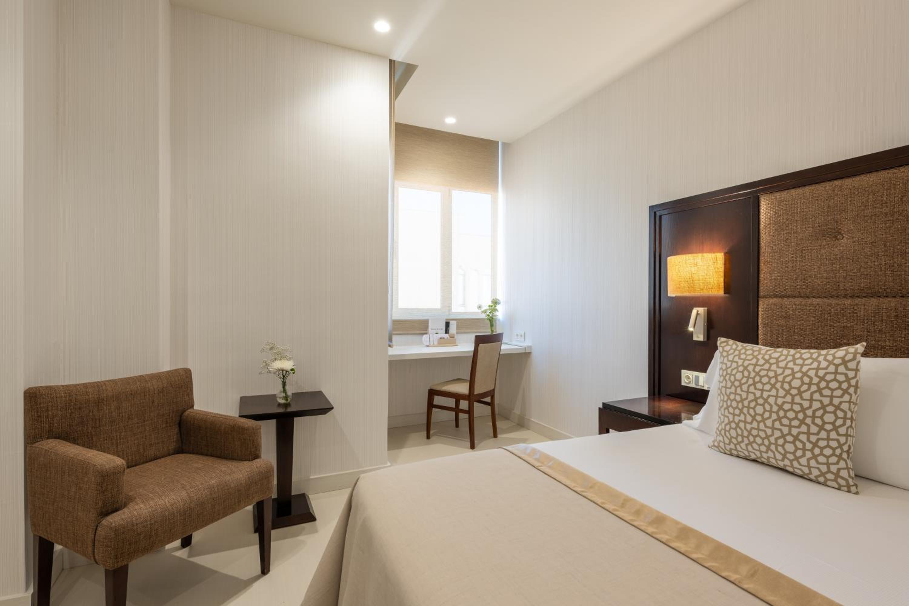 Executive Room - Photo 1