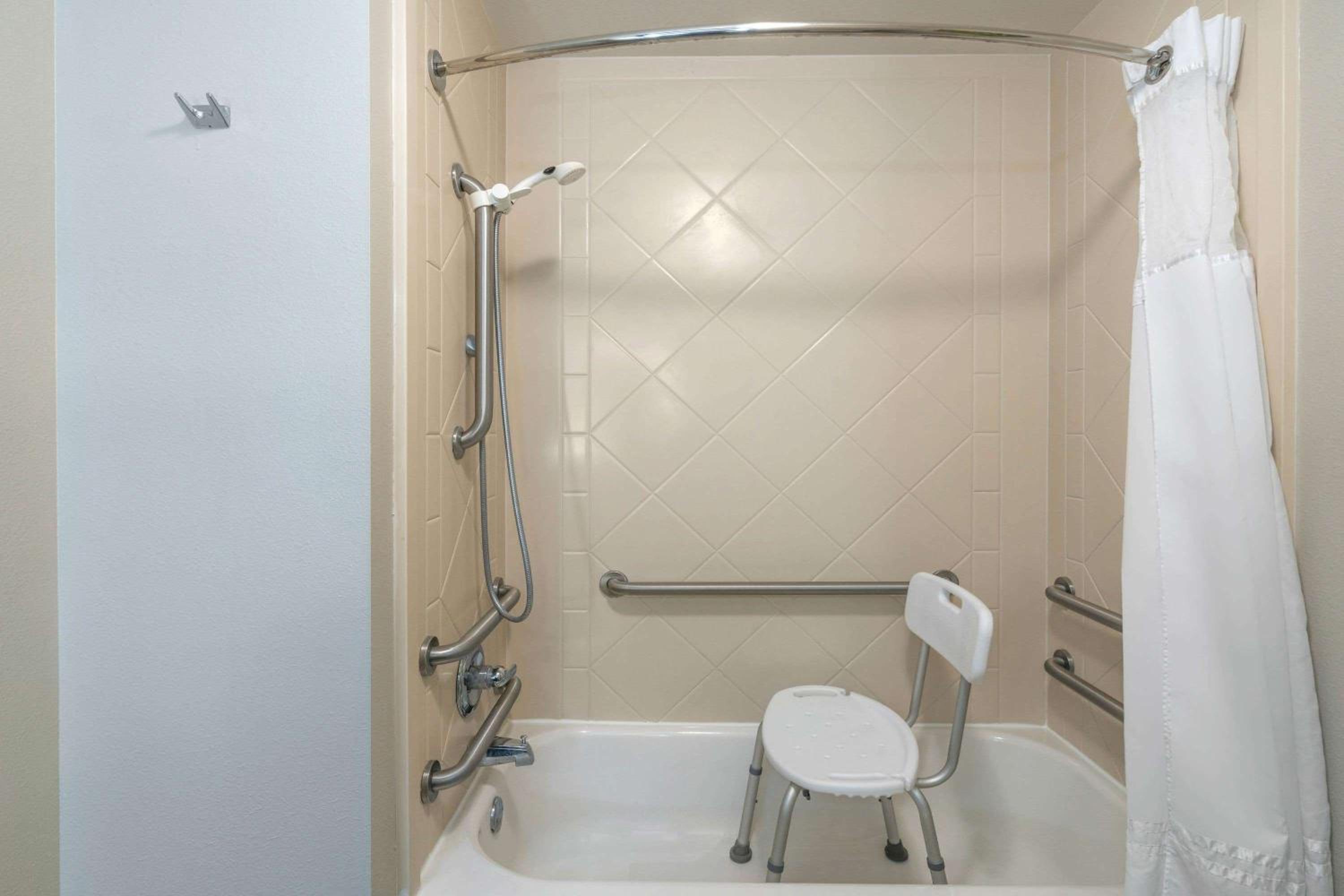 King Room with Bath Tub - Mobility/Hearing Accessible - Non-Smoking - Photo 3
