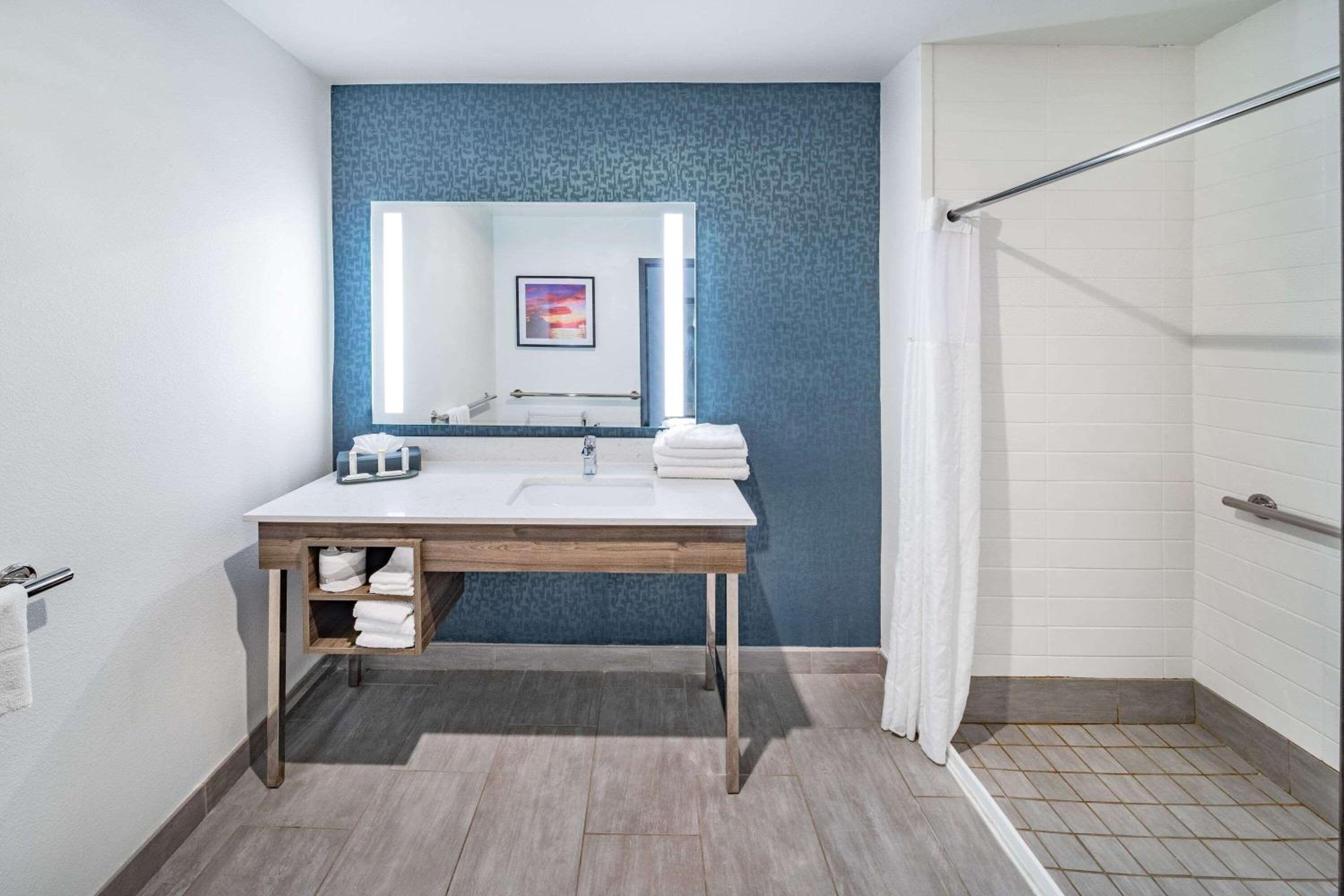 Queen Room with Two Queen Beds and Roll-In Shower - Mobility/Hearing Accessible - Non-Smoking - Photo 4