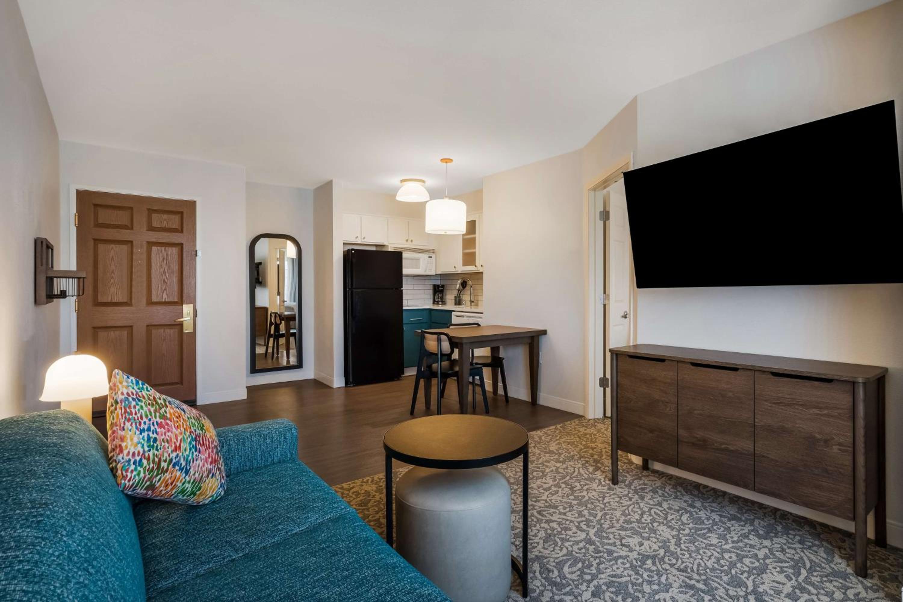 One-Bedroom King Suite - Photo 3