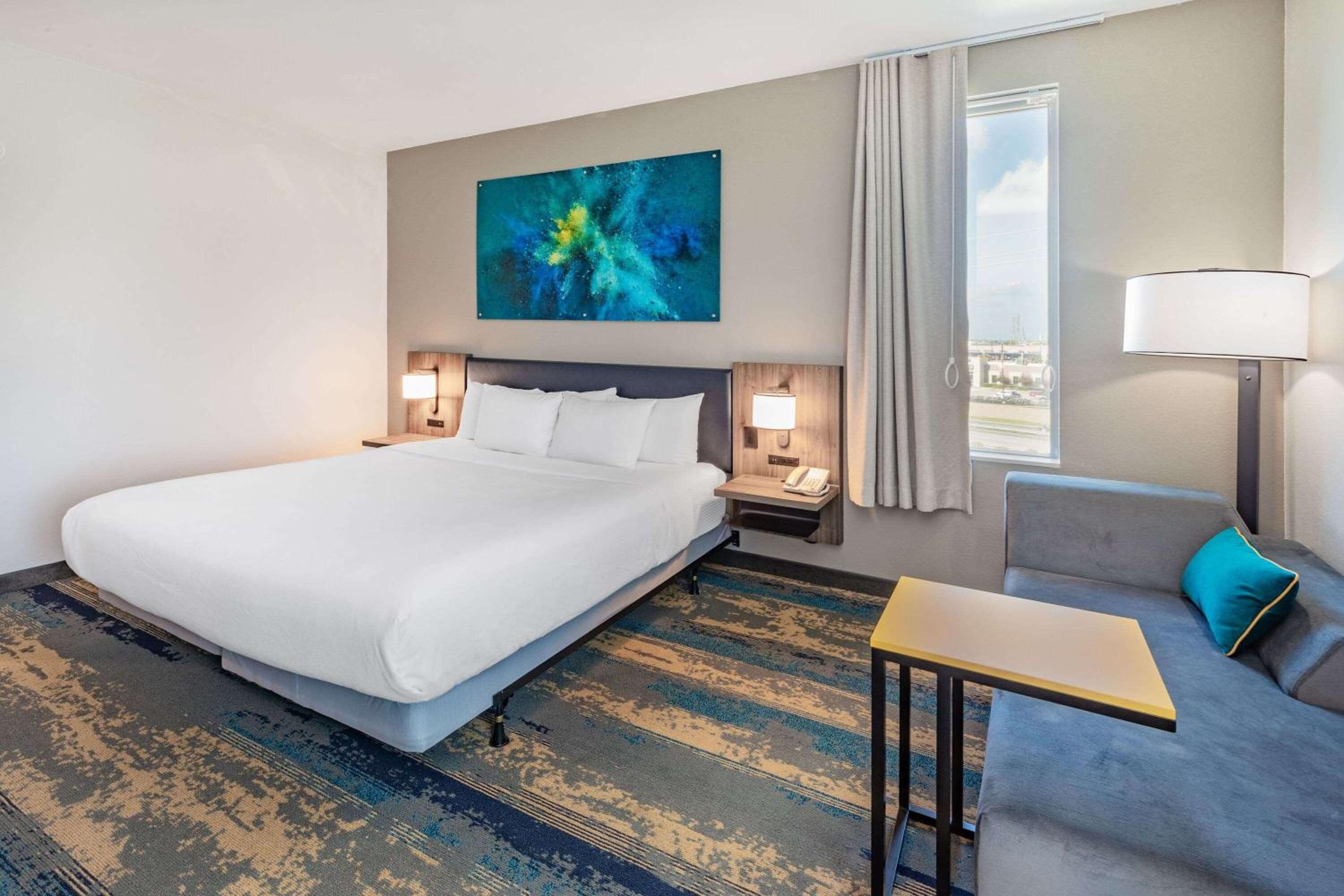 Deluxe King Room - Non-Smoking - Photo 2