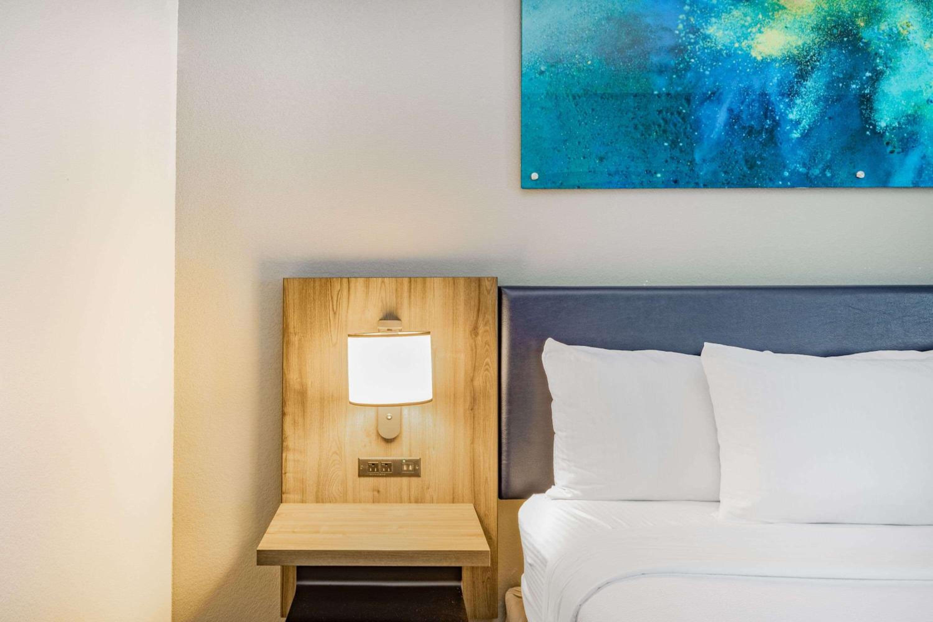 Deluxe King Room - Non-Smoking - Photo 1