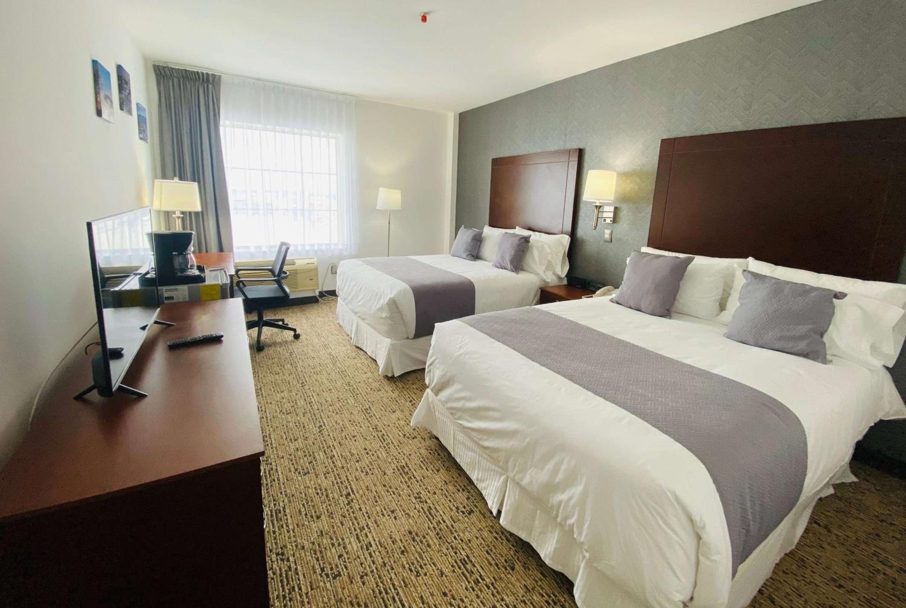 Queen Room with Two Queen Beds - Non-Smoking - Photo 7