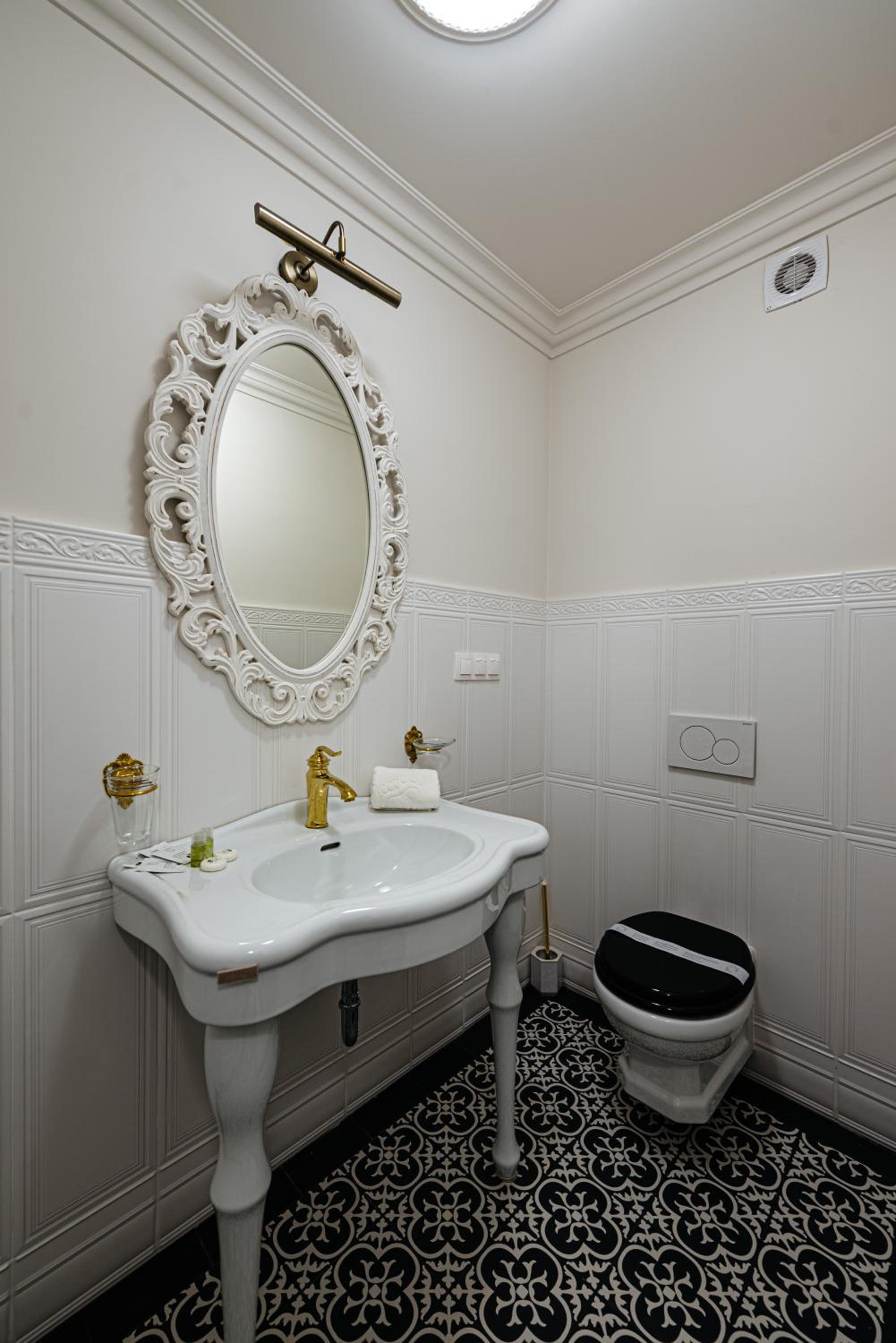 Double Room with Balcony - Photo 10
