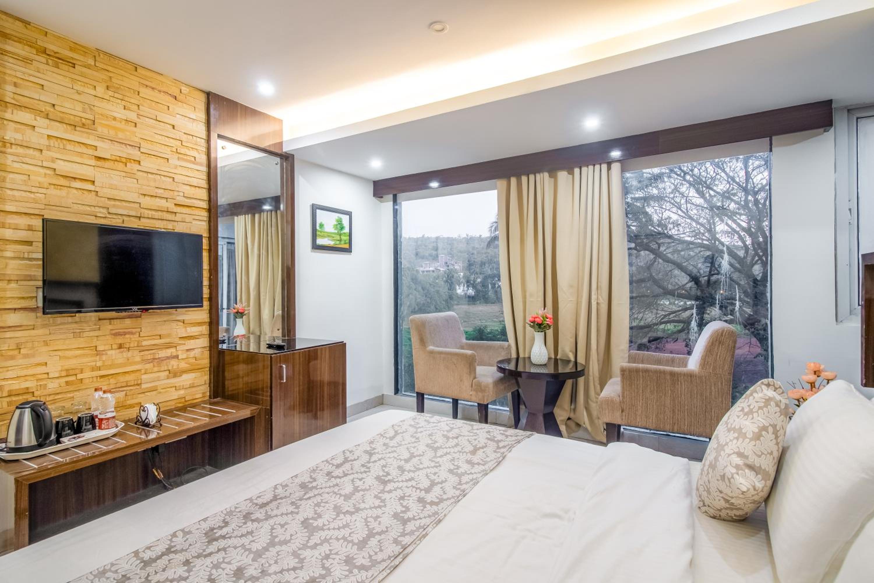 Deluxe Double Room (2 Adults + 1 Child) photo 1
