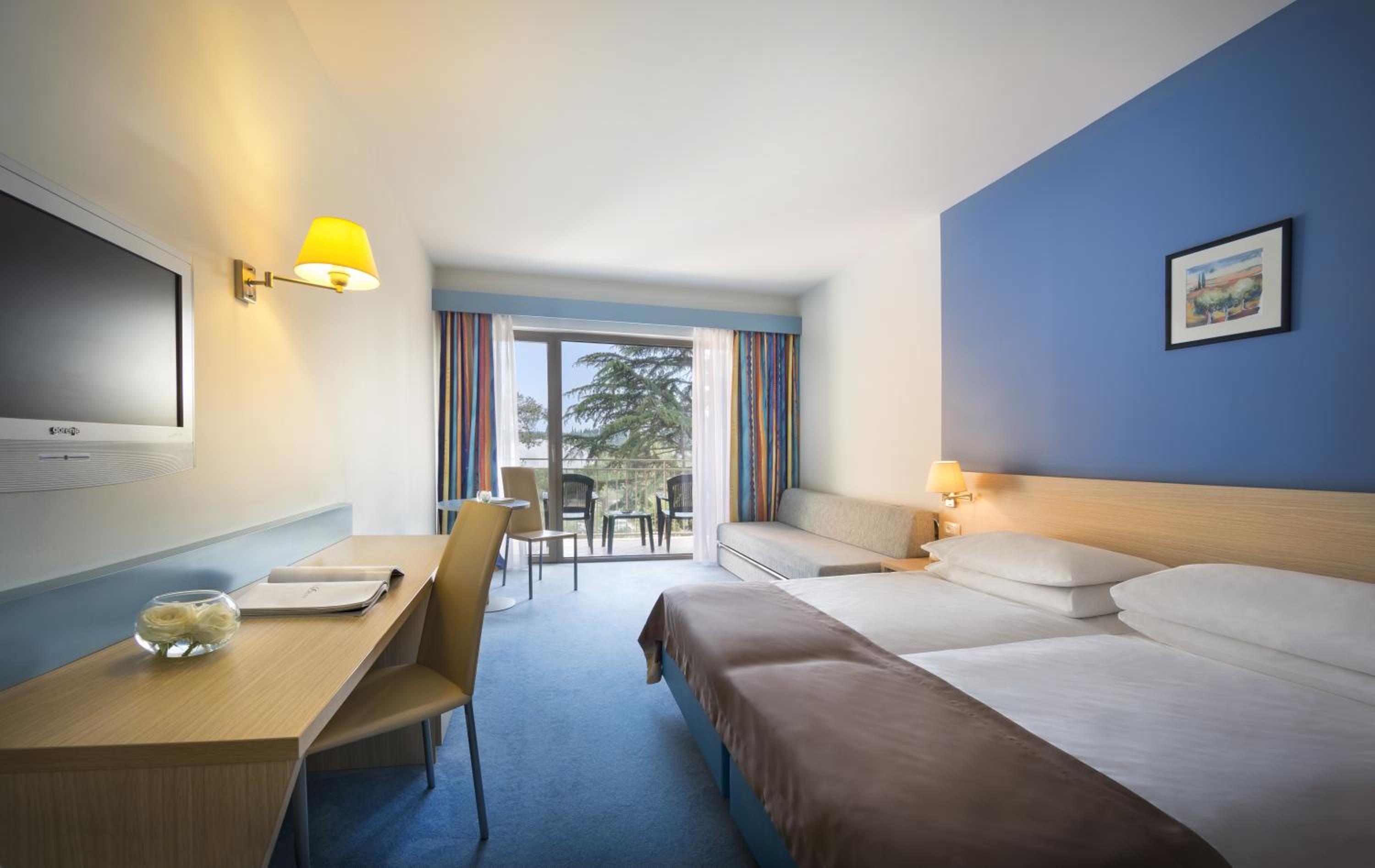 STANDARD twin room with extra bed and park view