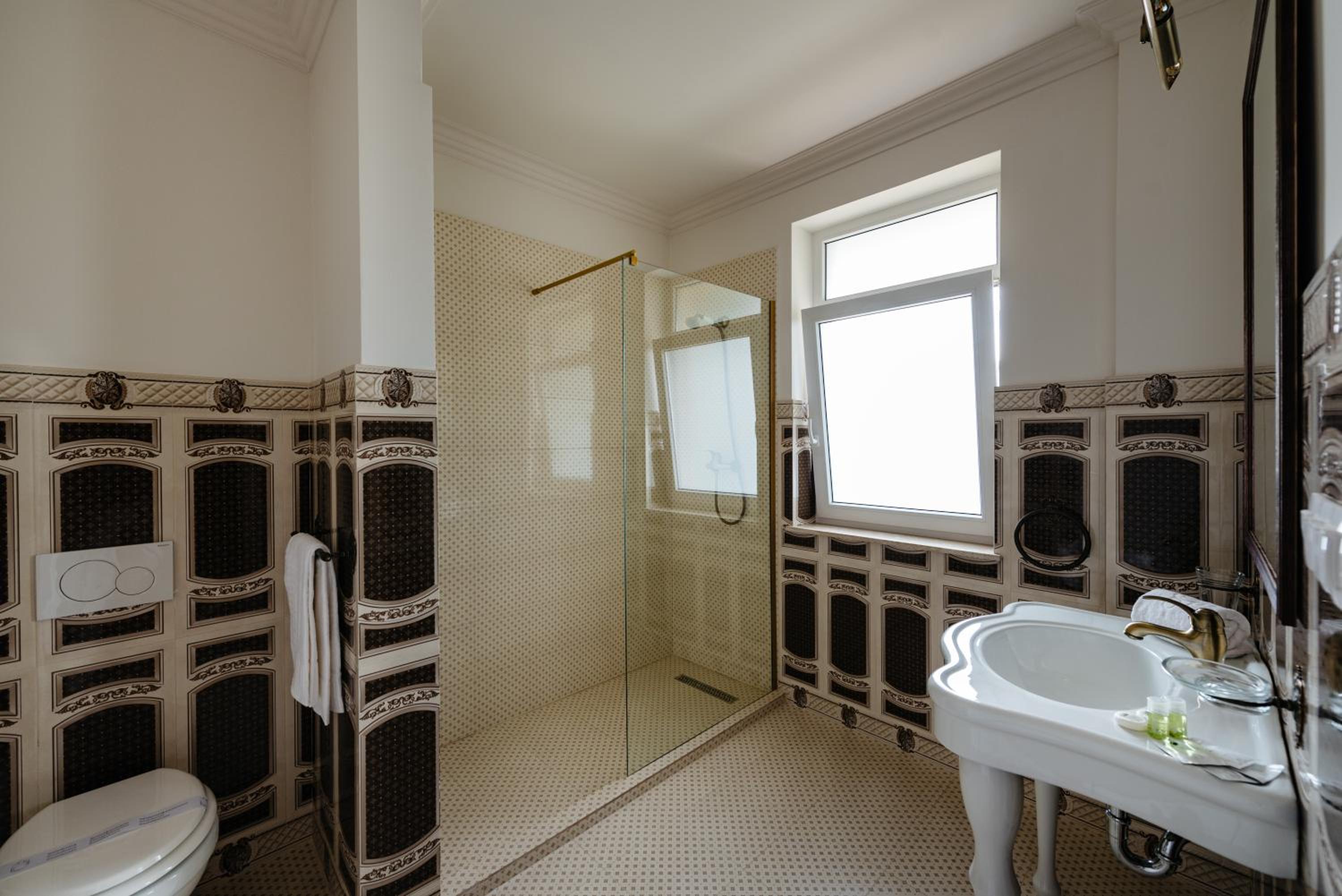 Double Room with Balcony - Photo 2