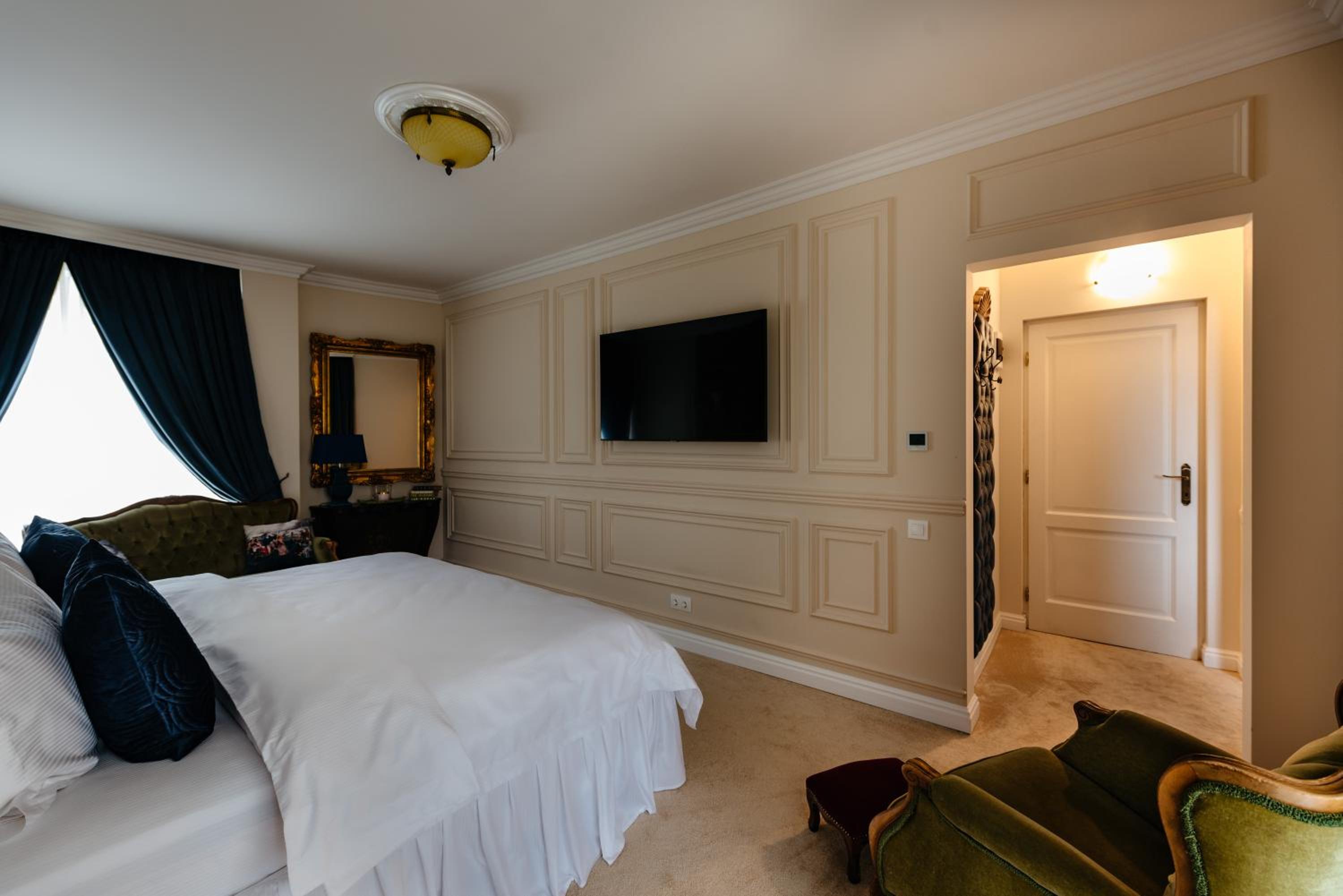 Double Room with Balcony - Photo 9