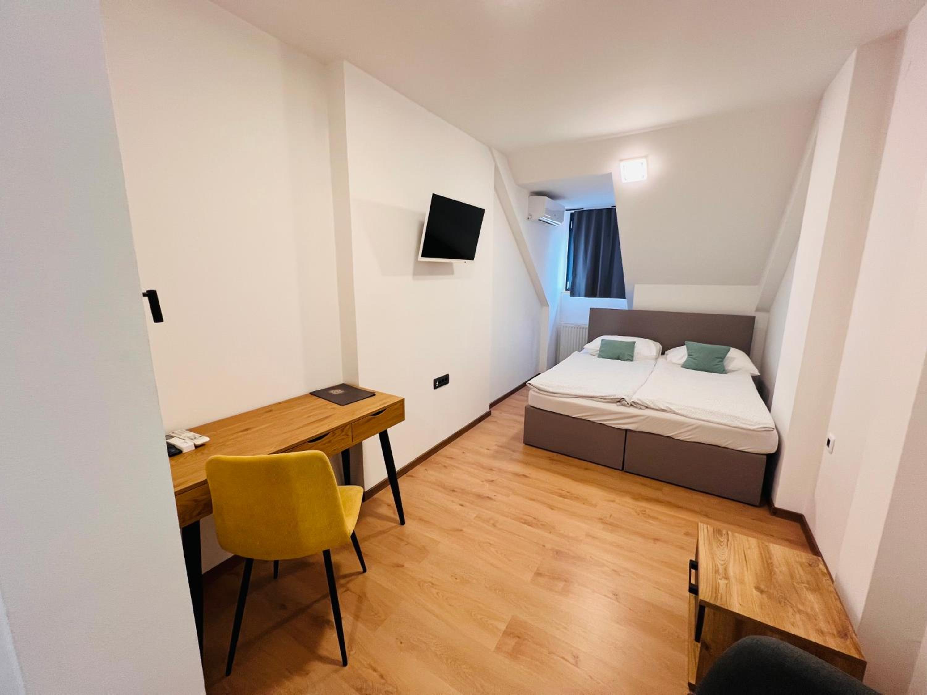 Economy Double Room photo 3