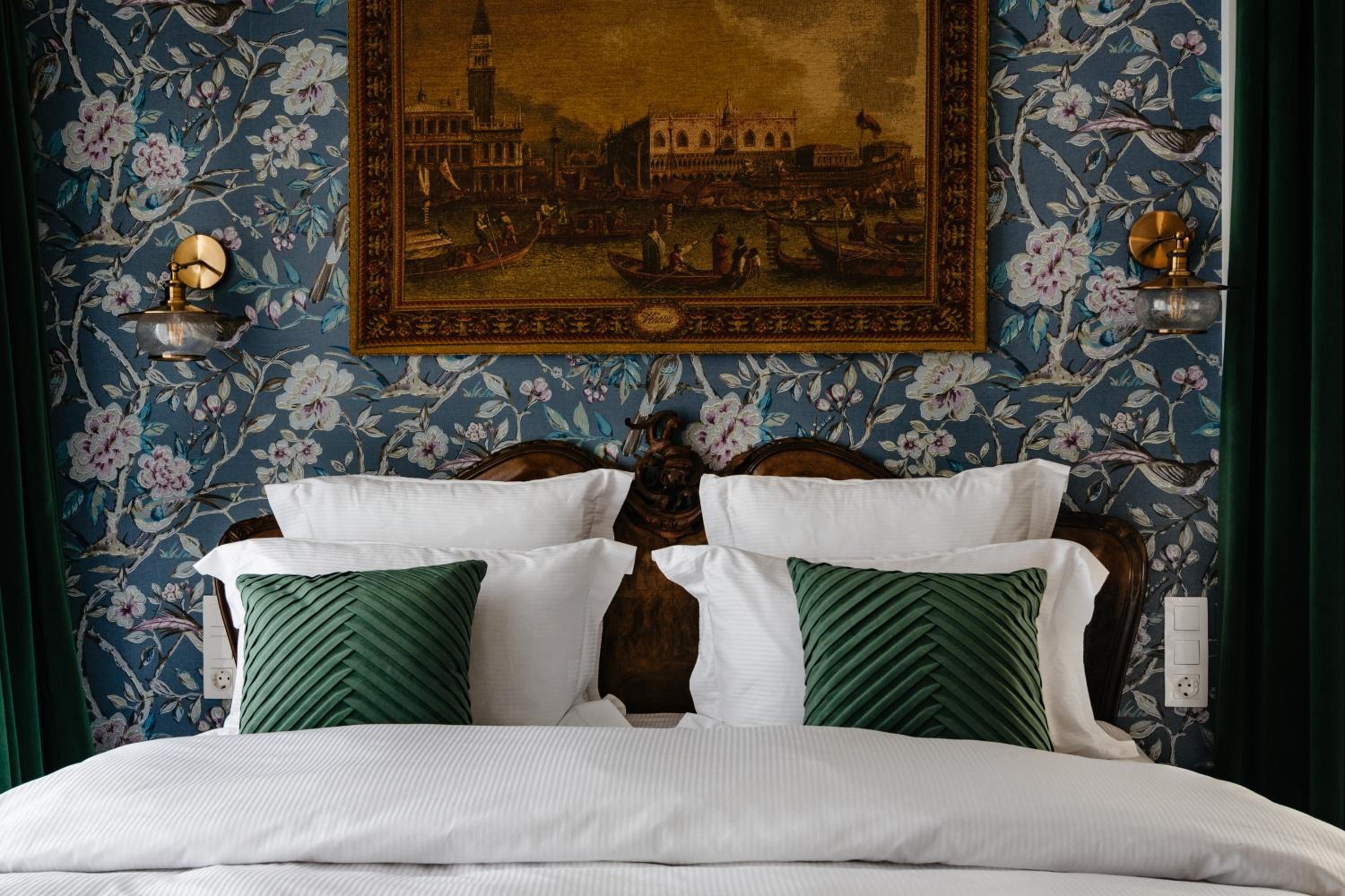 Superior King Room - Photo 11