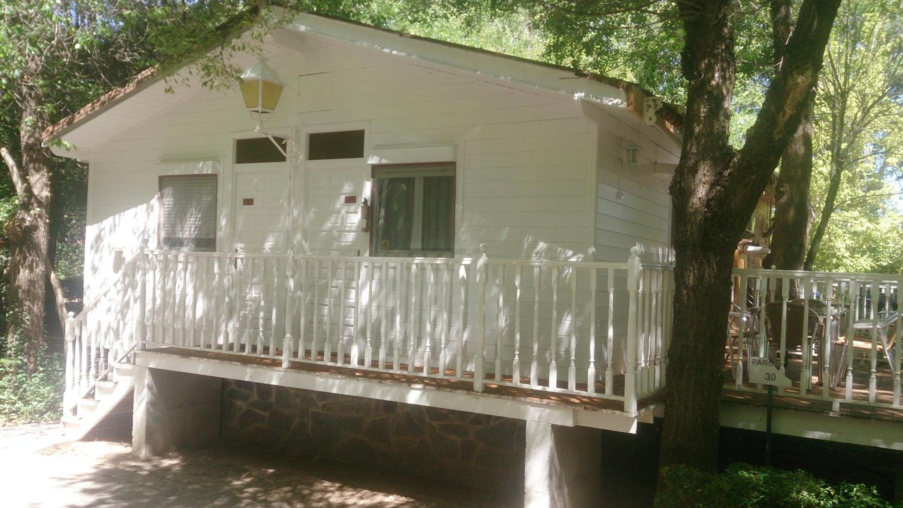 Two-Bedroom Bungalow (1-8 Adults) - Photo 7