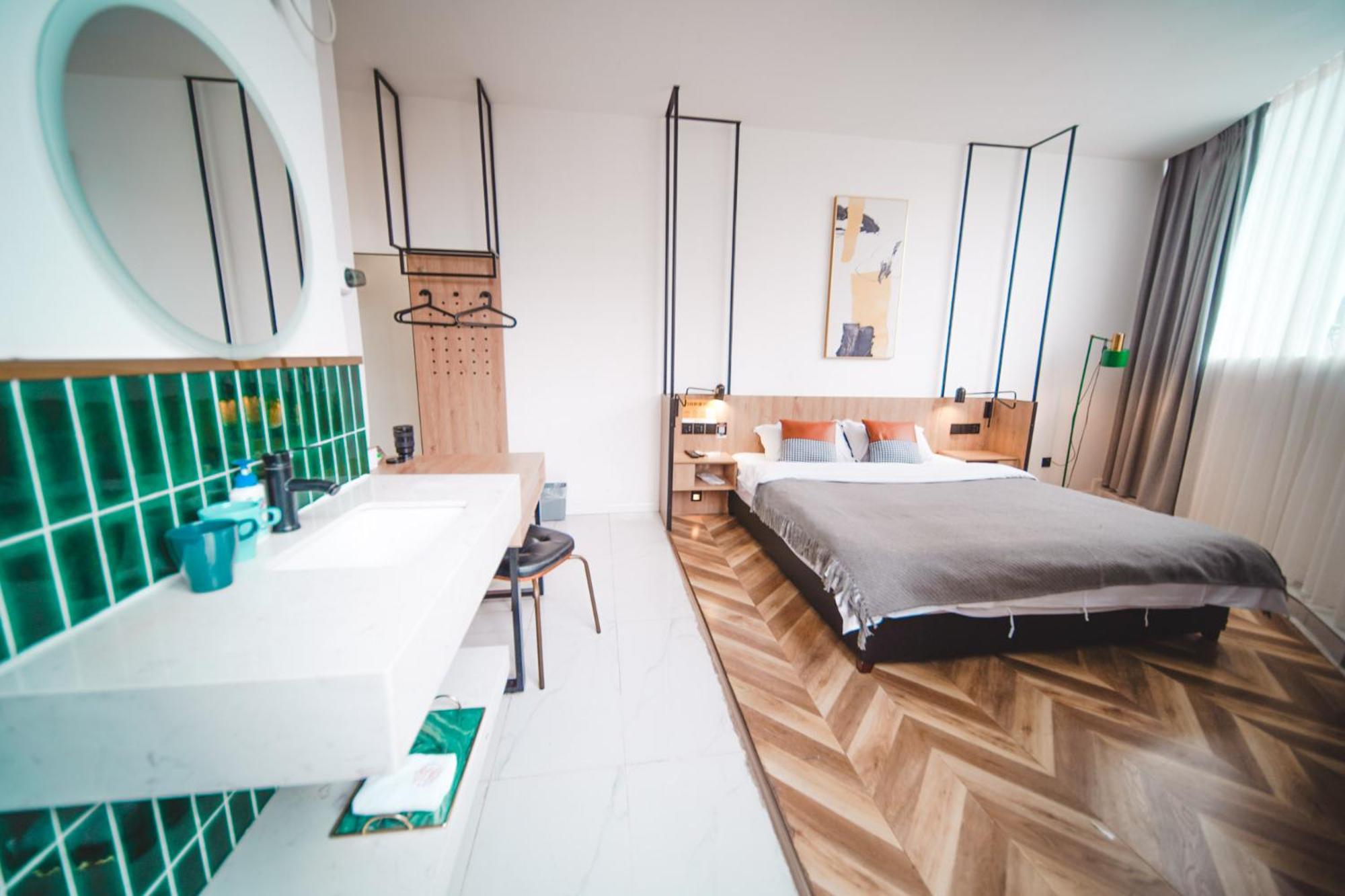Deluxe Double Room with Private Bathroom photo 3