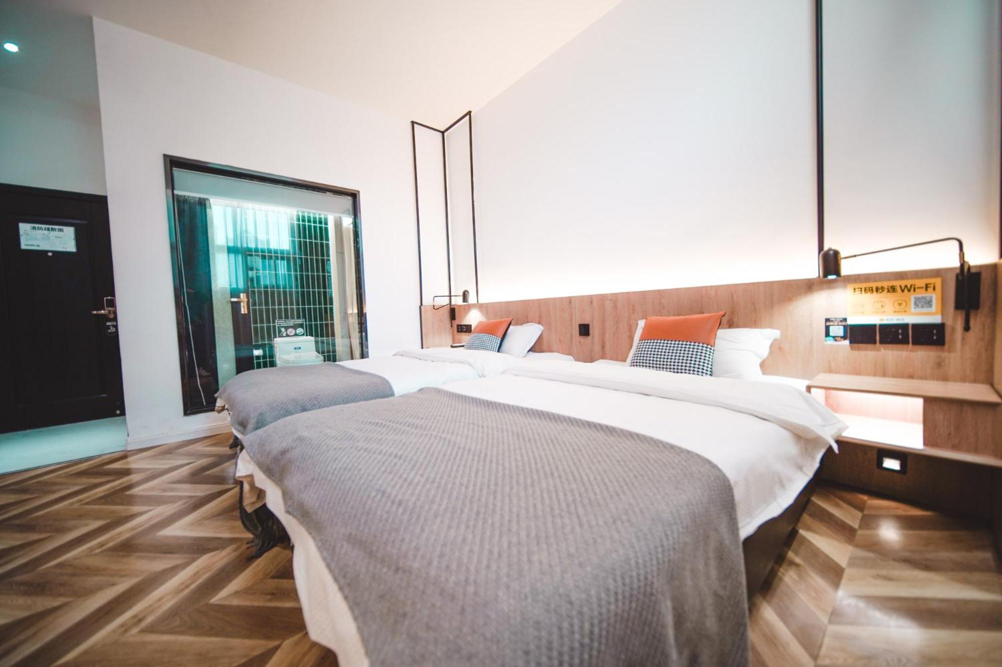 Deluxe Twin Room with Private Bathroom photo 2