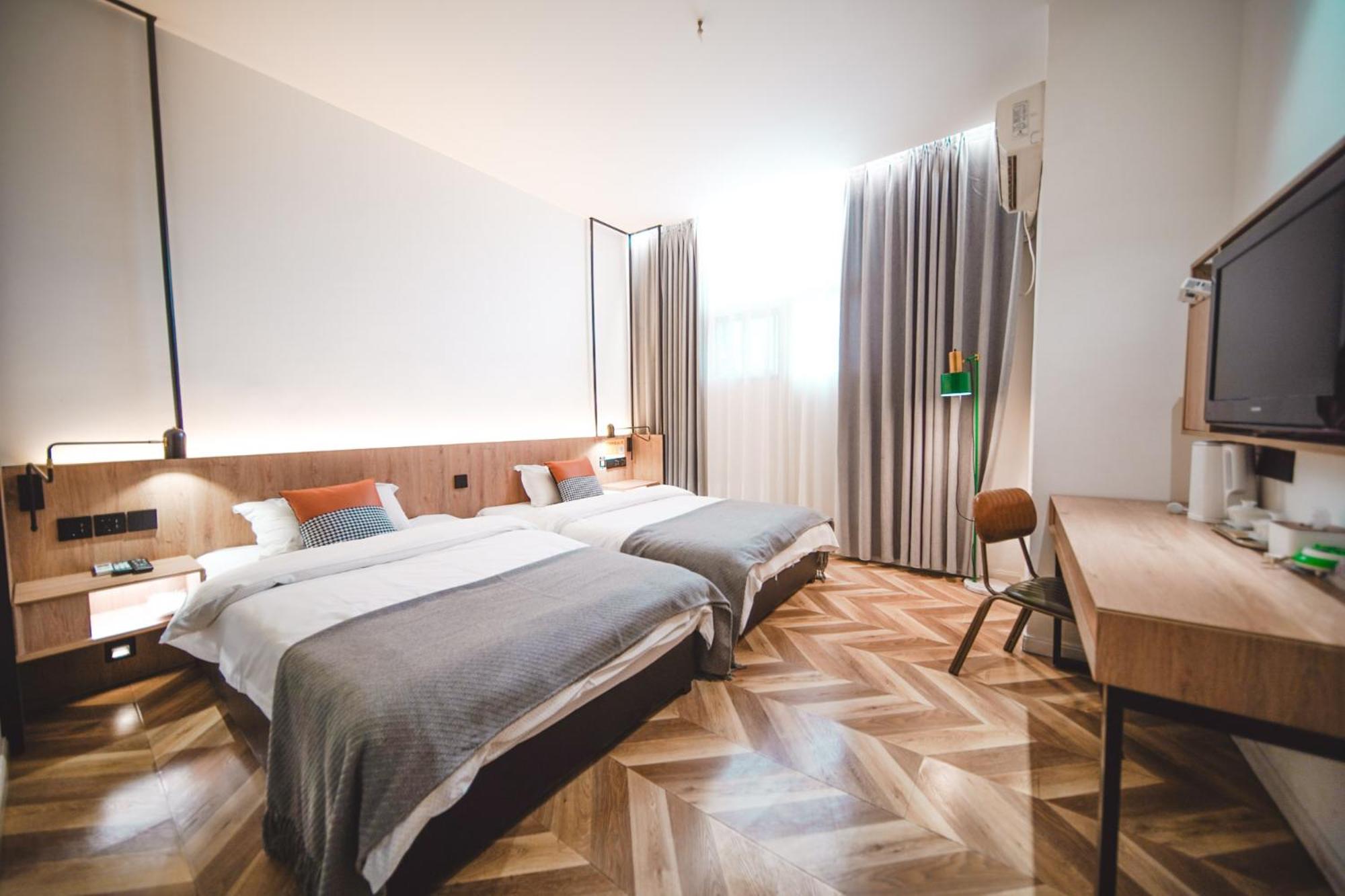 Deluxe Twin Room with Private Bathroom photo 3