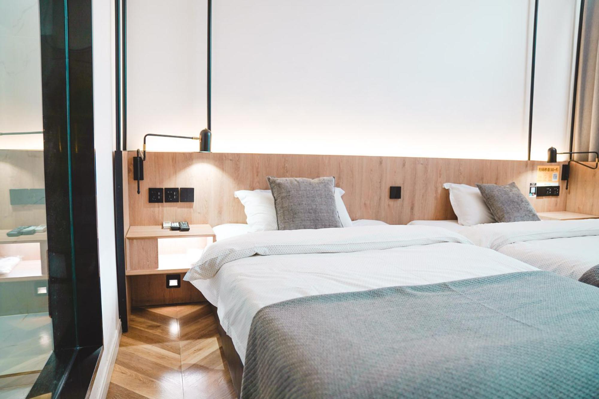 Deluxe Twin Room with Private Bathroom photo 1
