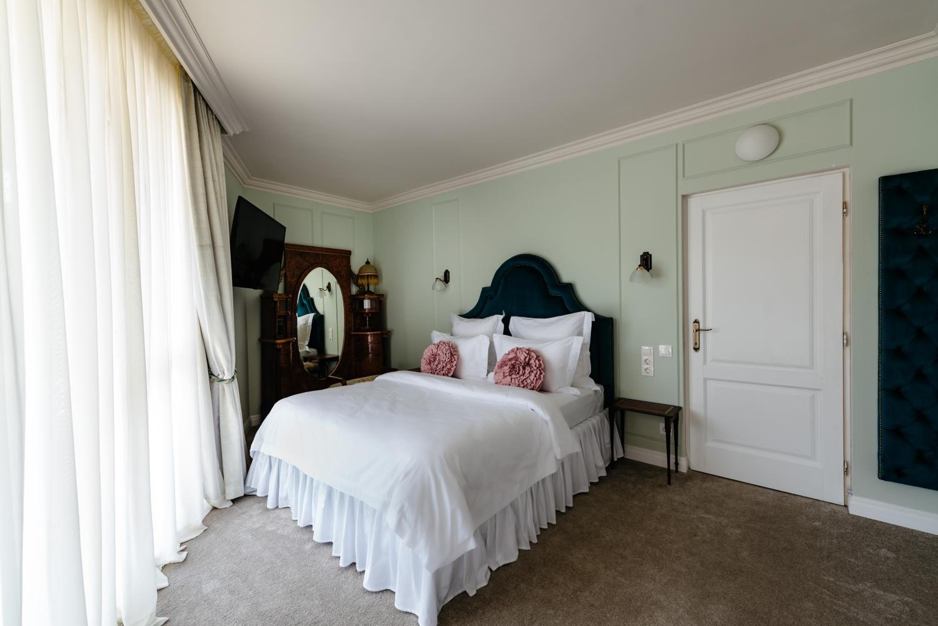 Double Room with Balcony - Photo 11