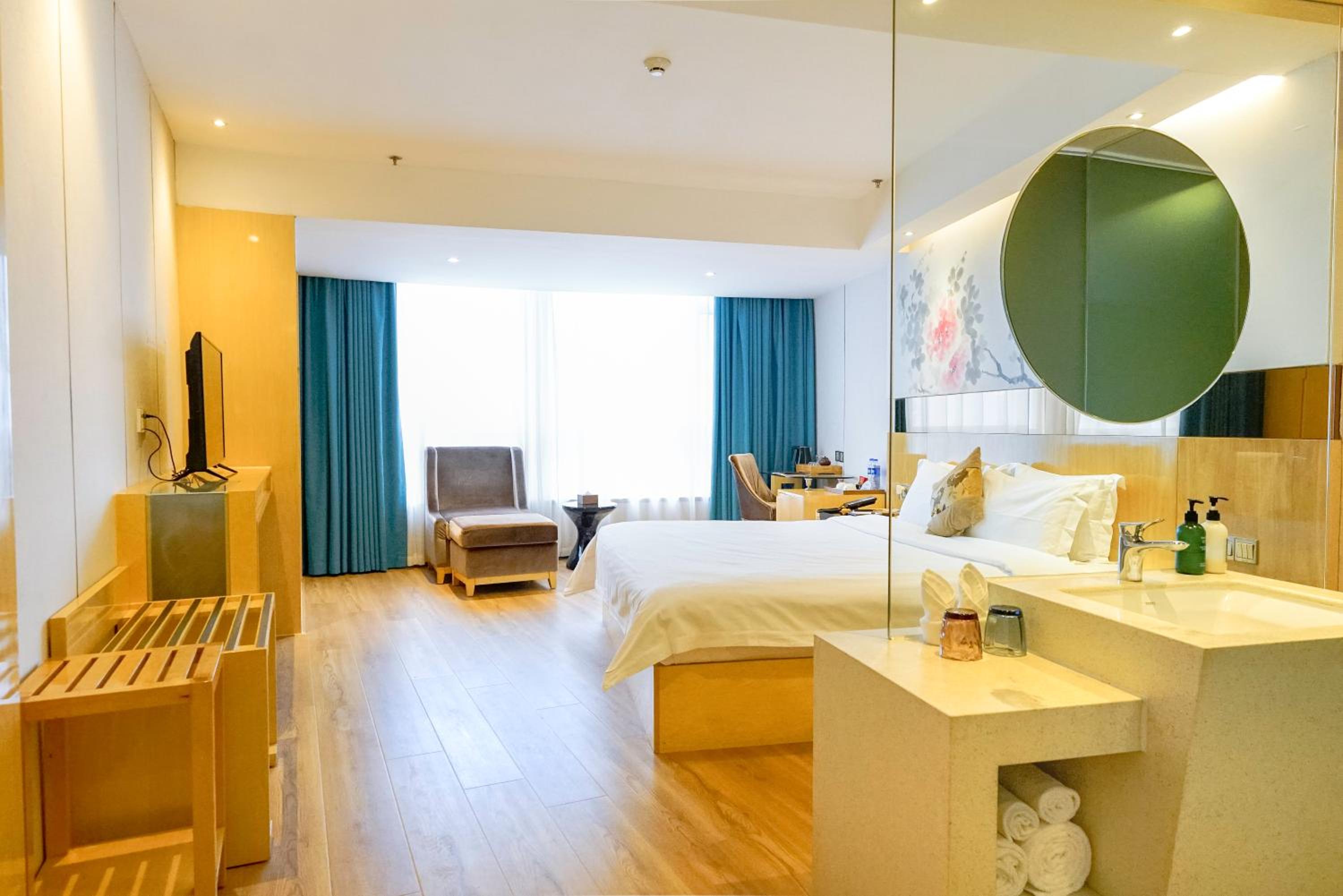 Standard King Room photo 3
