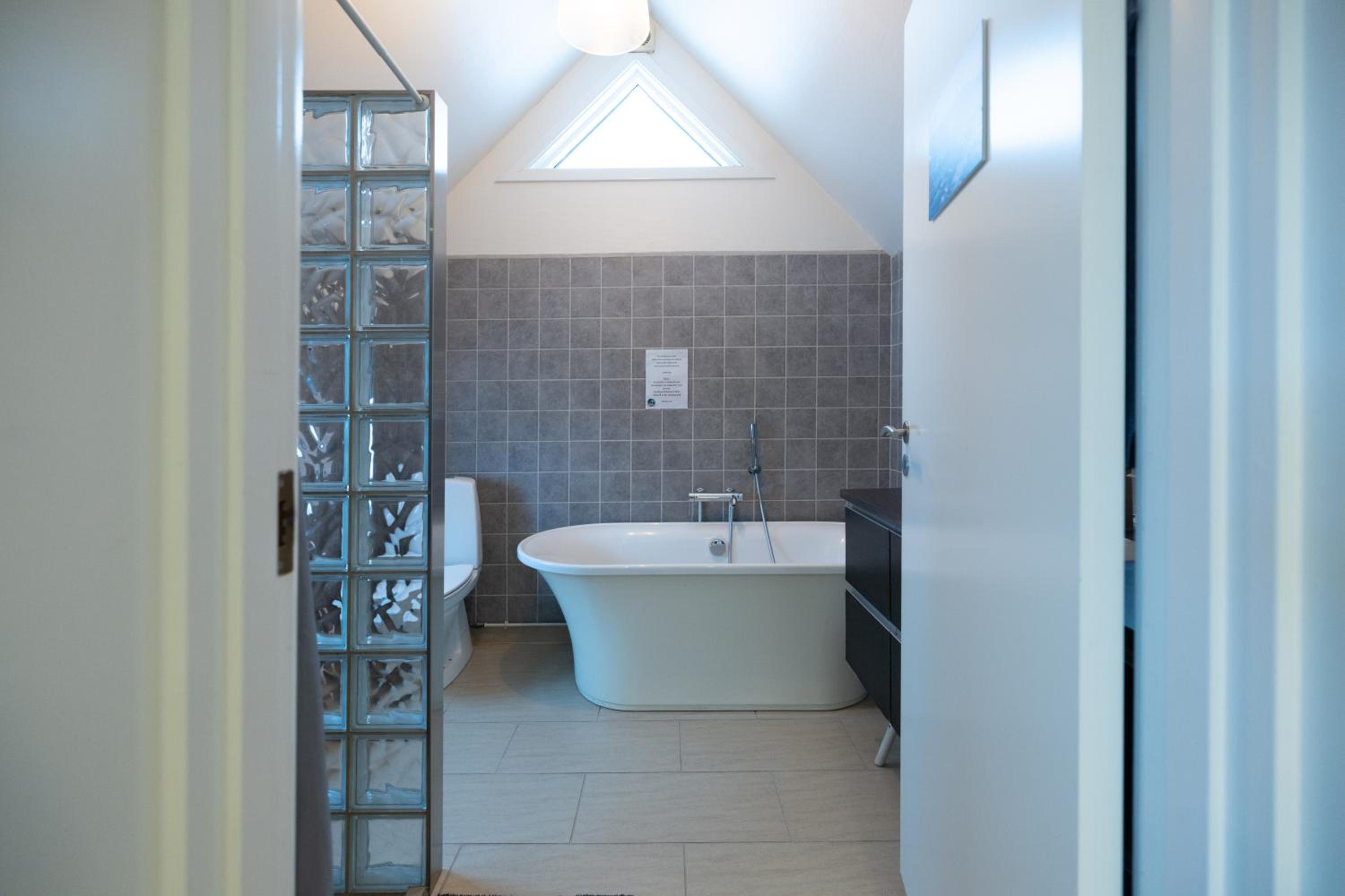 Single Room with Shared Shower and Toilet photo 3