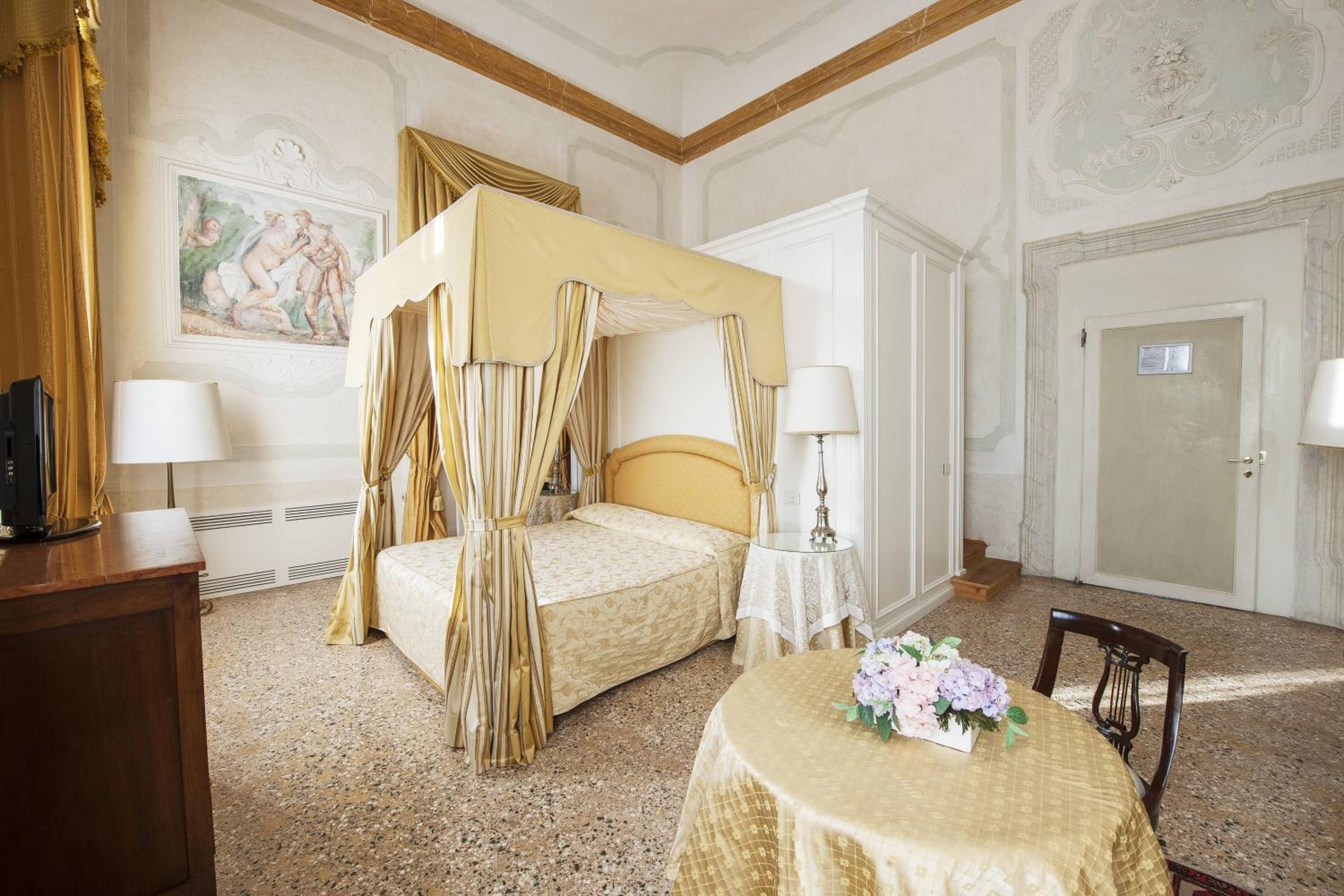Junior Suite with Hot Tub - Main Building photo 1