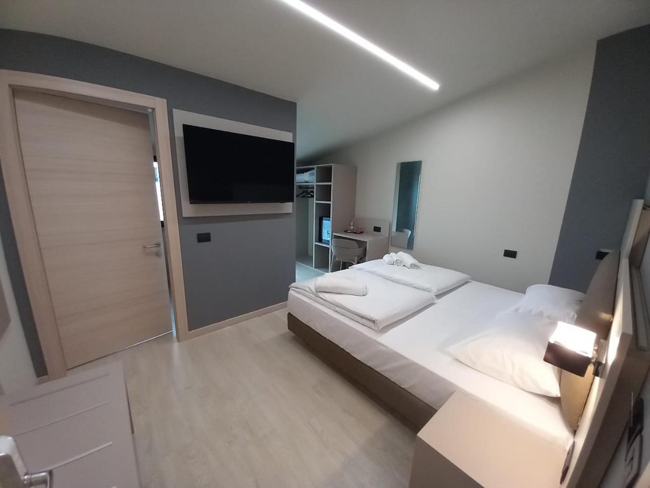 Deluxe Double Room with Balcony photo 3