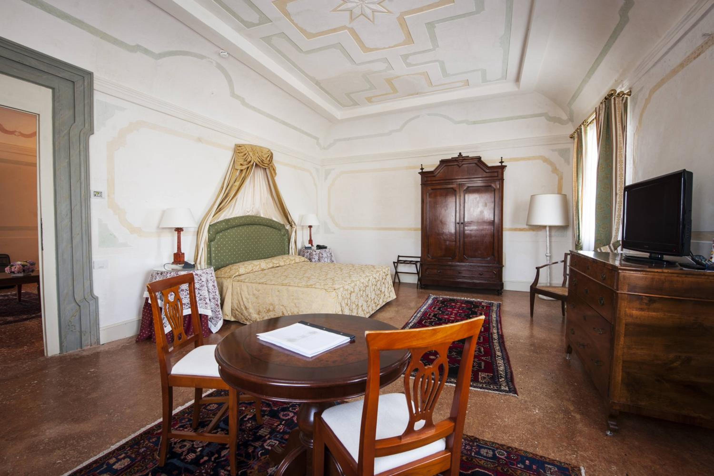 Suite - Main Building - Photo 5