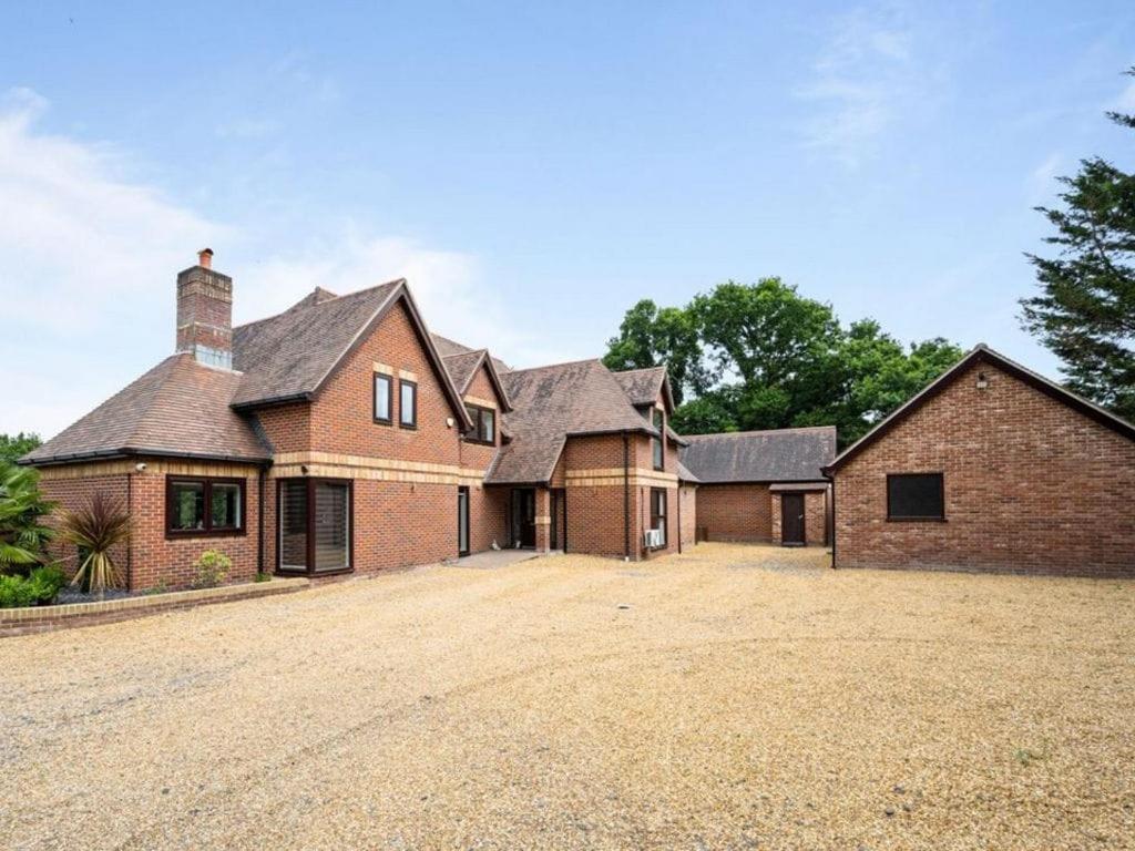 Six-Bedroom House photo 2