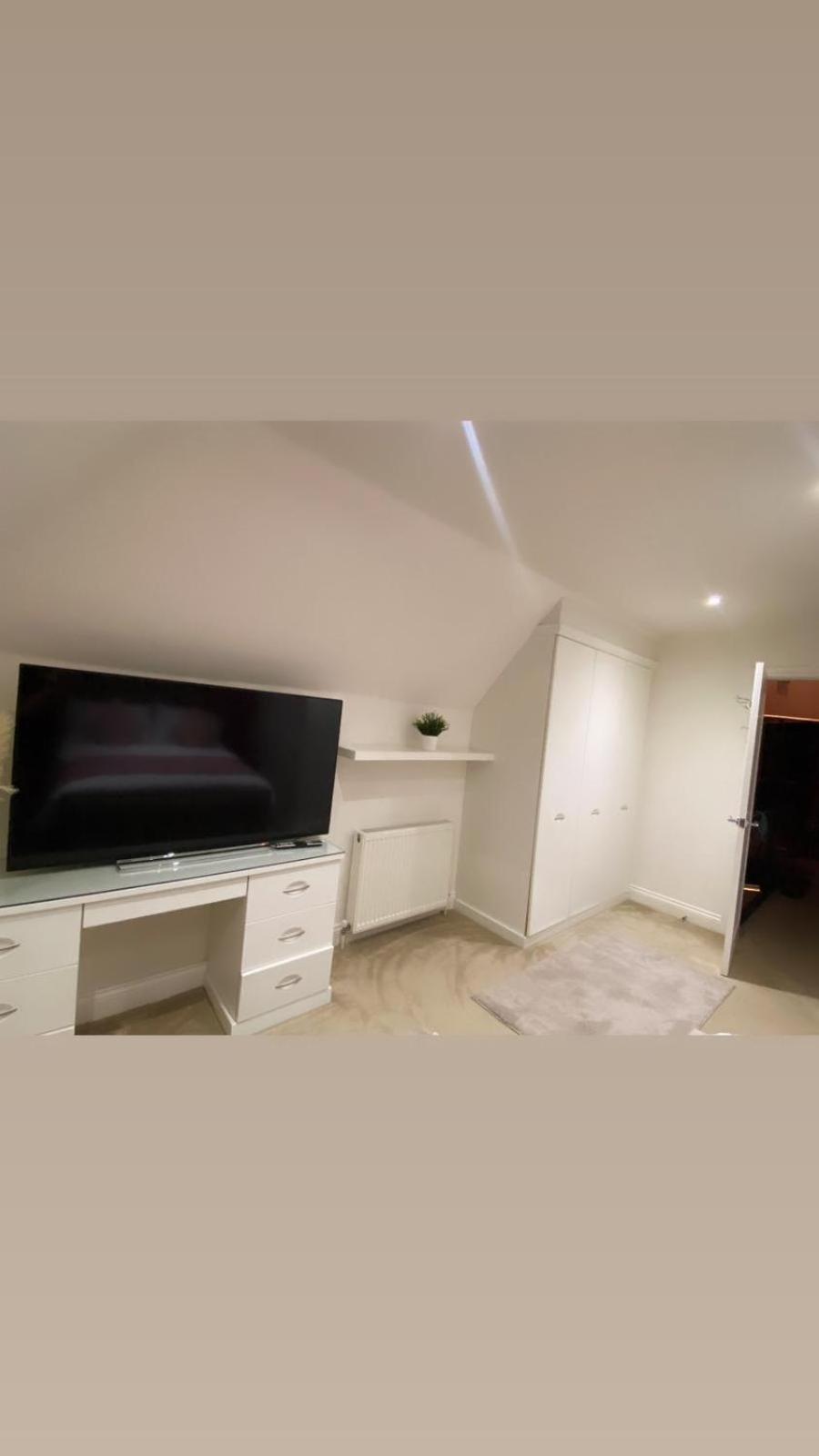 Six-Bedroom House photo 3