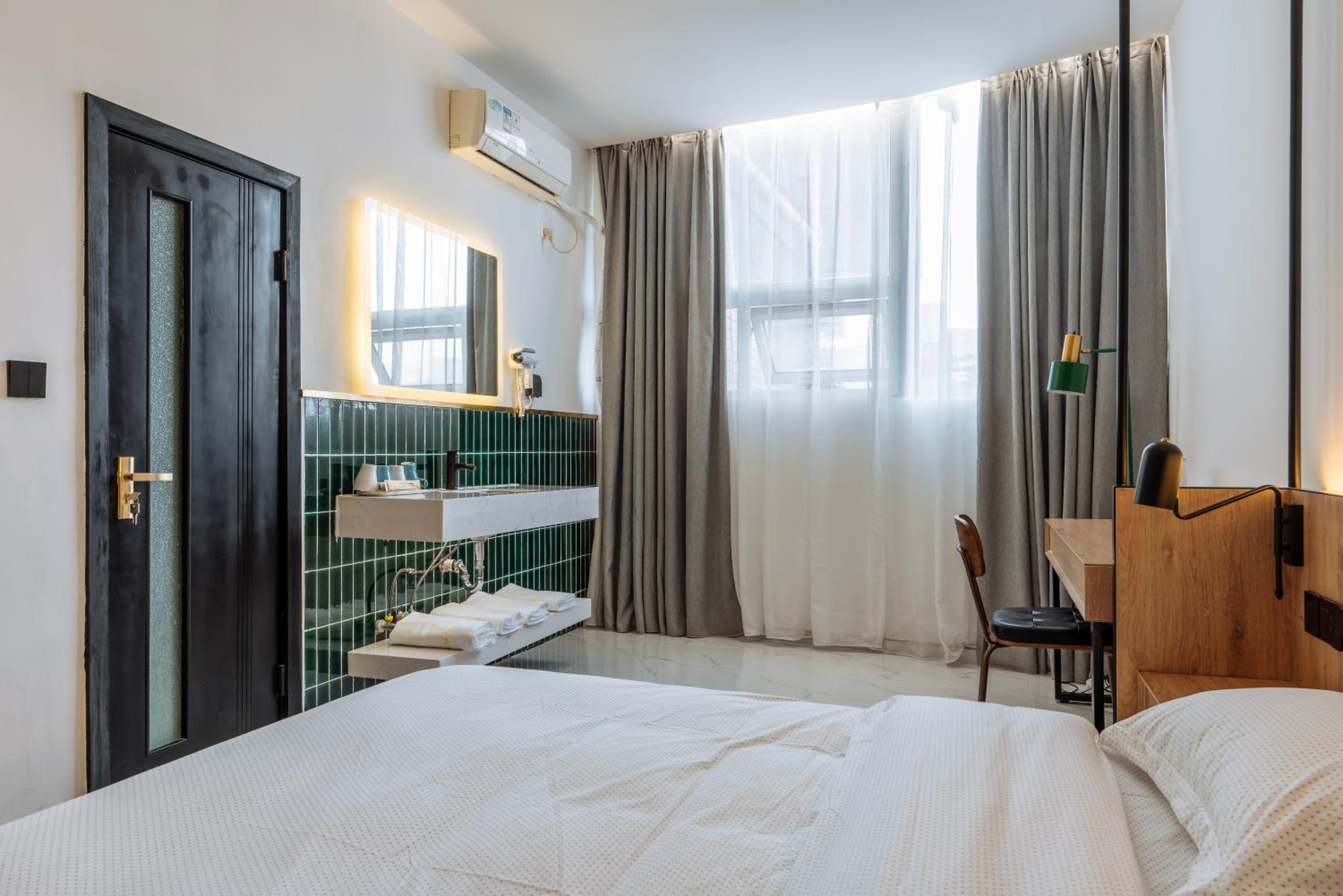 Family Quadruple Room with Private Bathroom - Photo 3