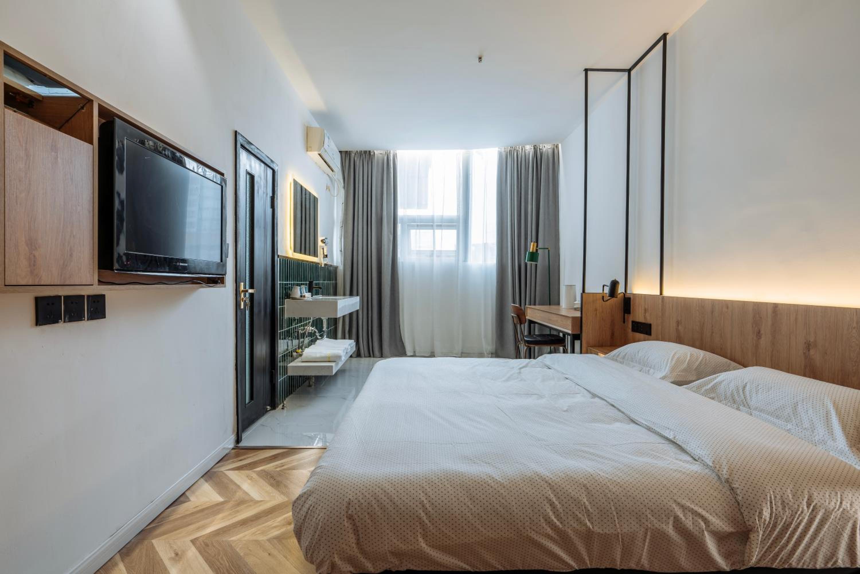 Family Quadruple Room with Private Bathroom - Photo 5