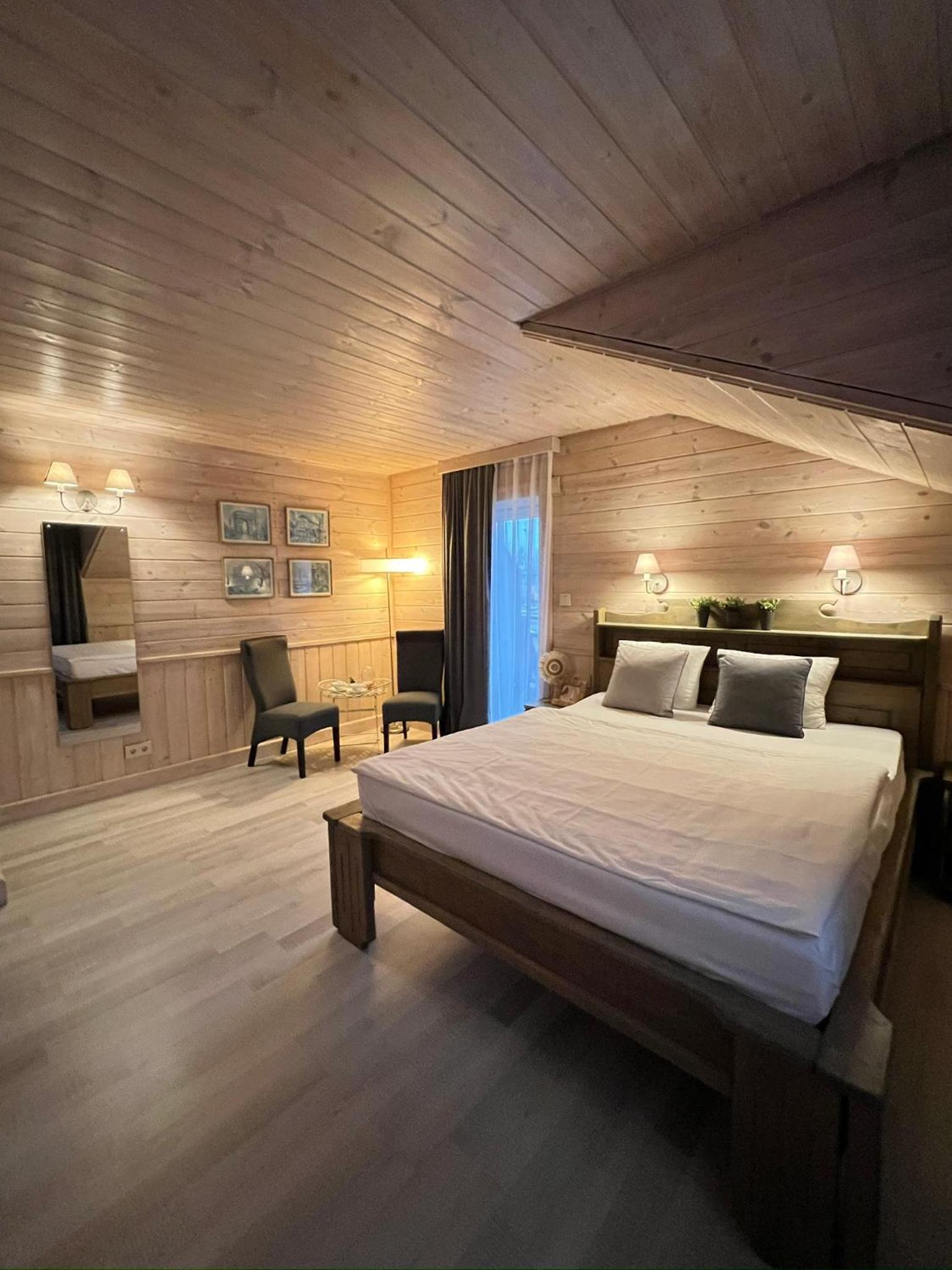 Deluxe Double Room with Balcony - Photo 8