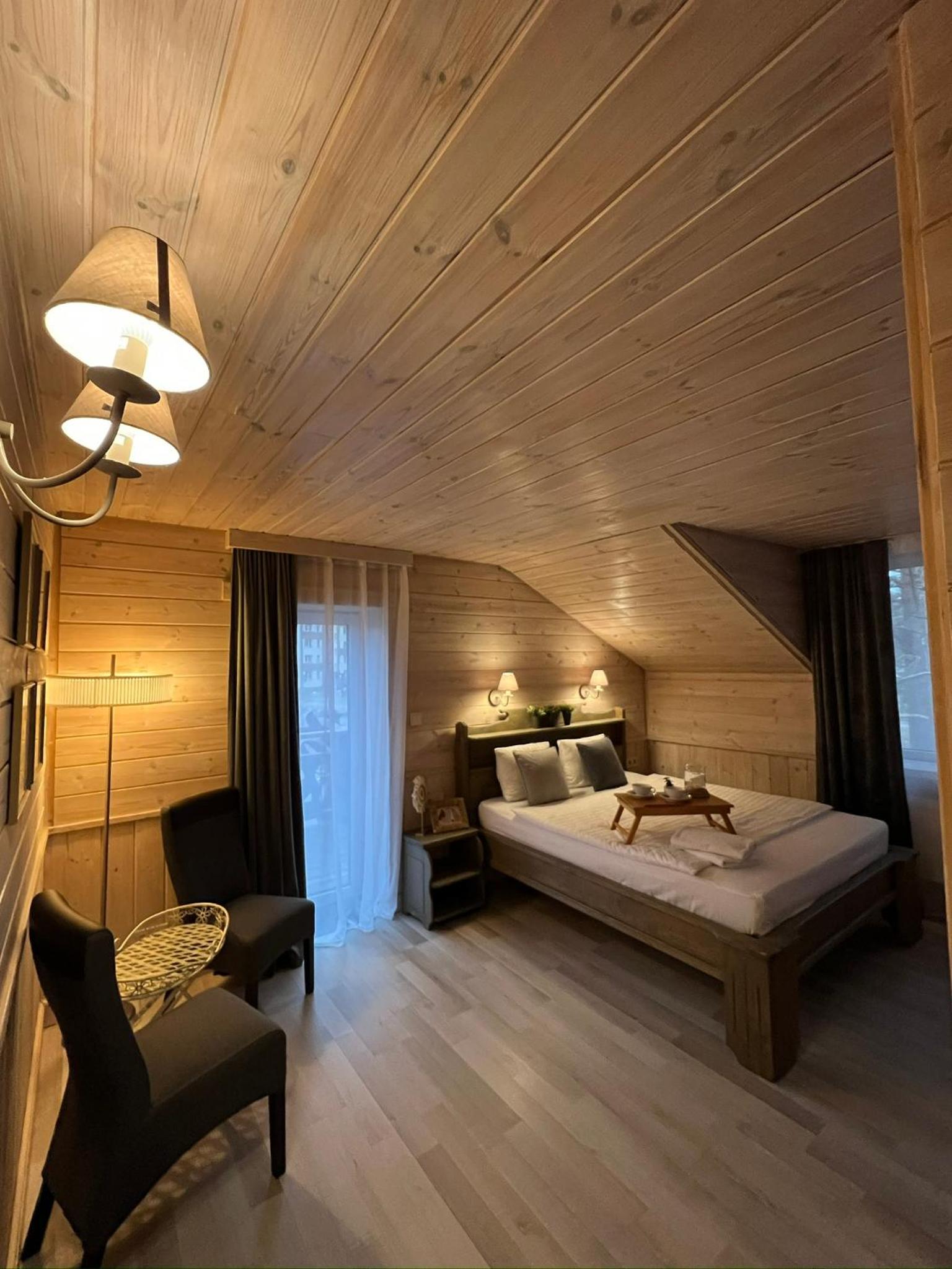 Deluxe Double Room with Balcony - Photo 10