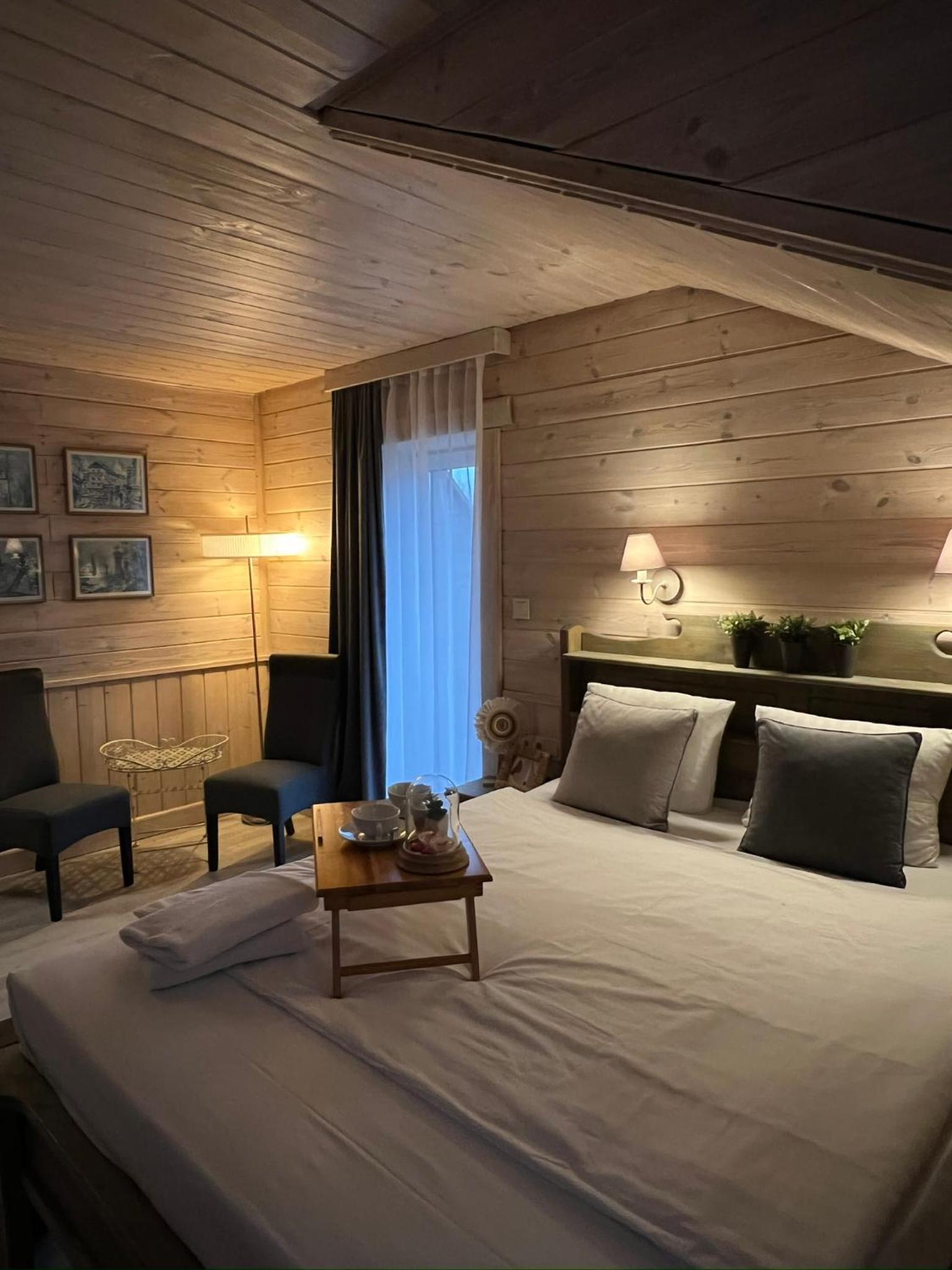 Deluxe Double Room with Balcony - Photo 11