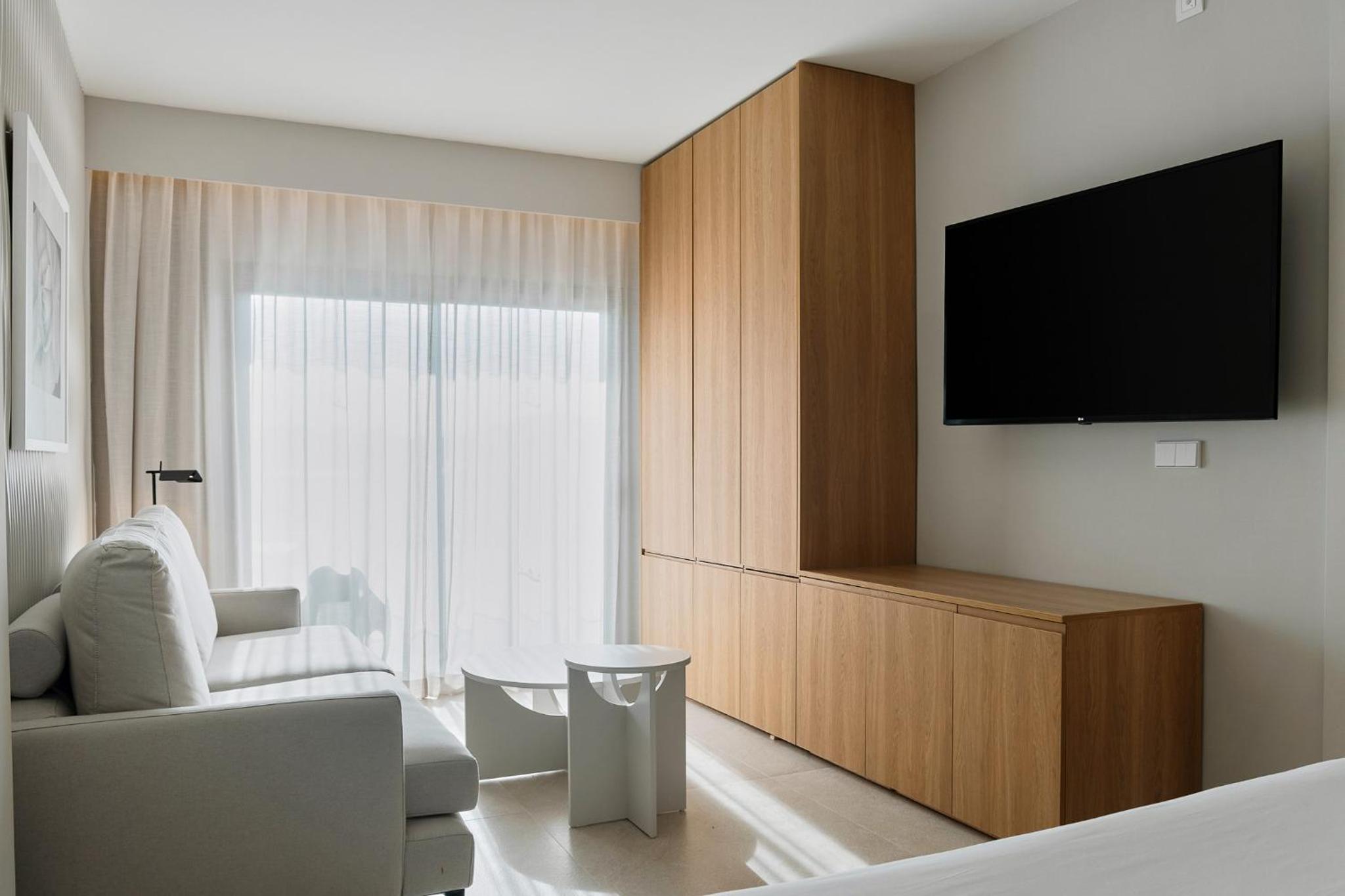 Two Bedroom Suite with balcony - Photo 8
