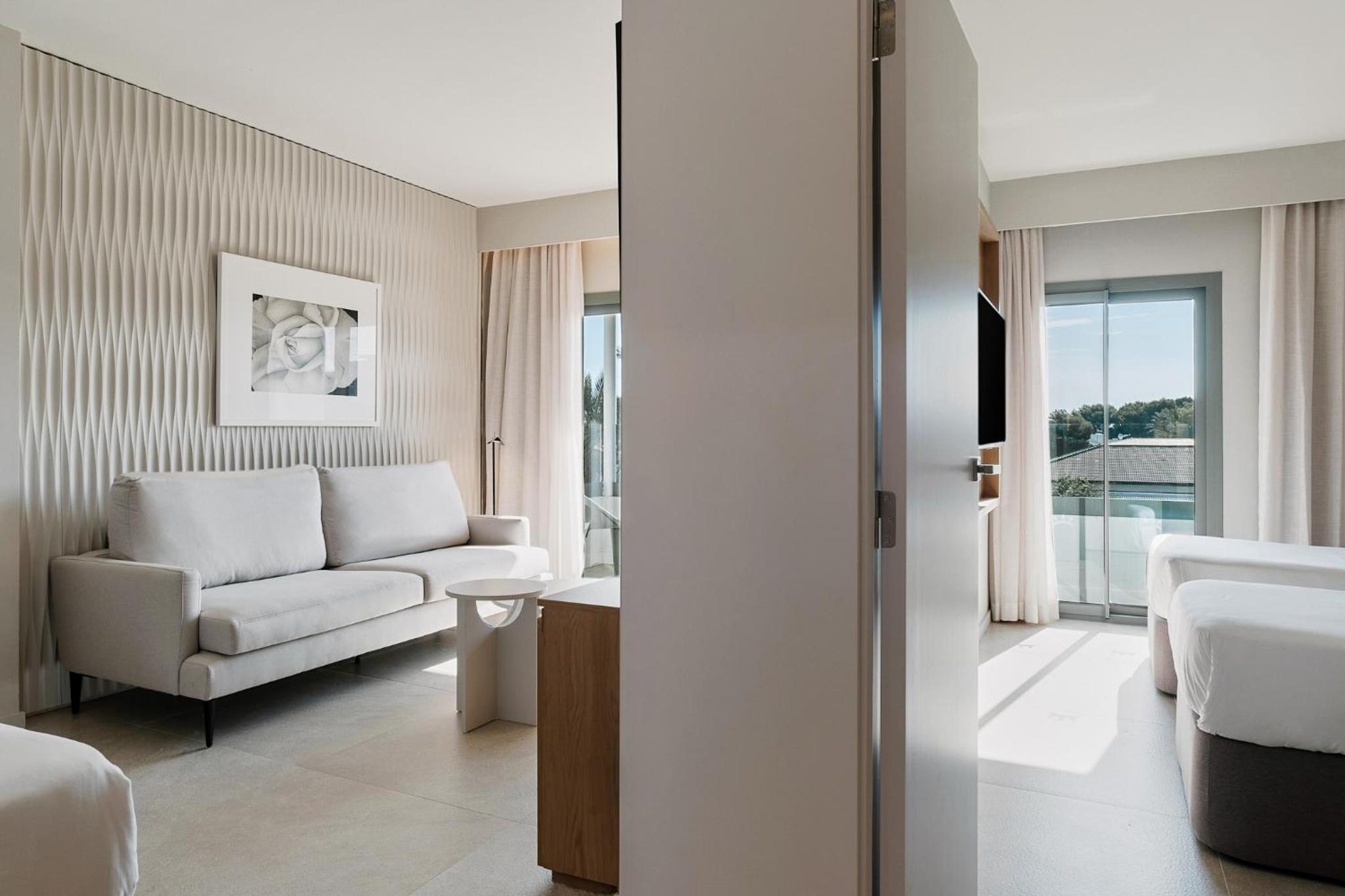 Two Bedroom Suite with balcony - Photo 7