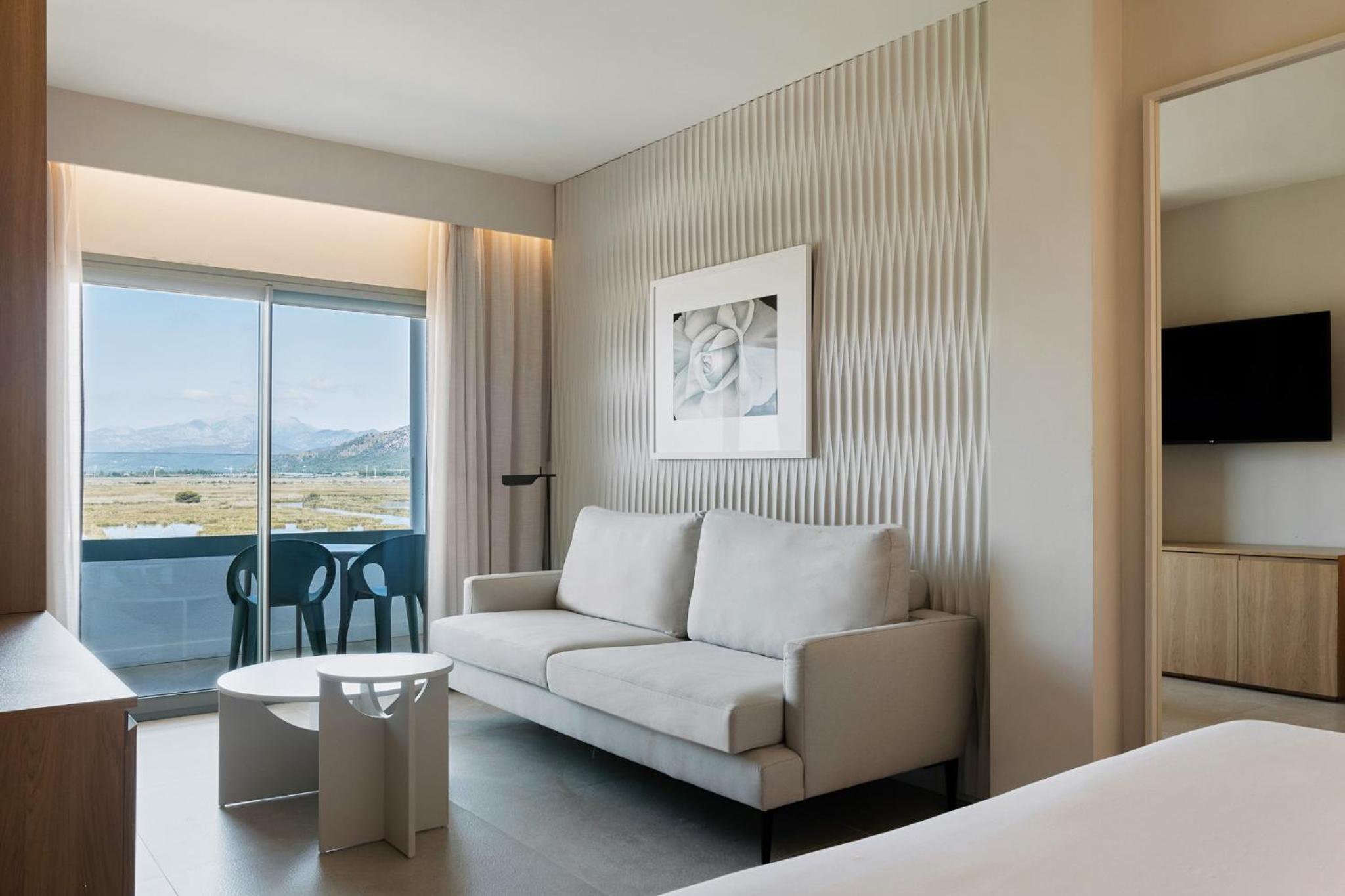 Two Bedroom Suite with balcony - Photo 9