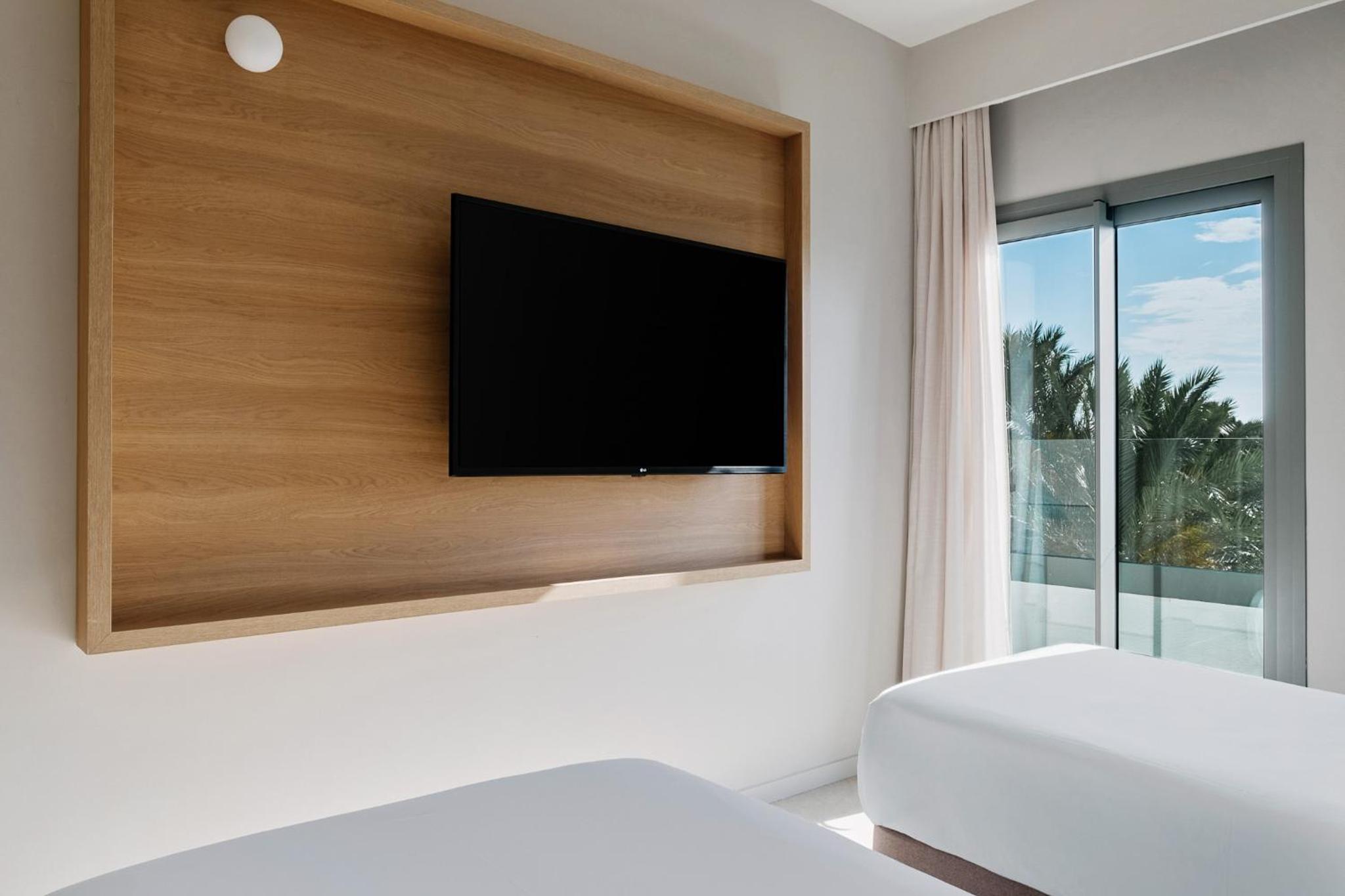 Two Bedroom Suite with balcony - Photo 10