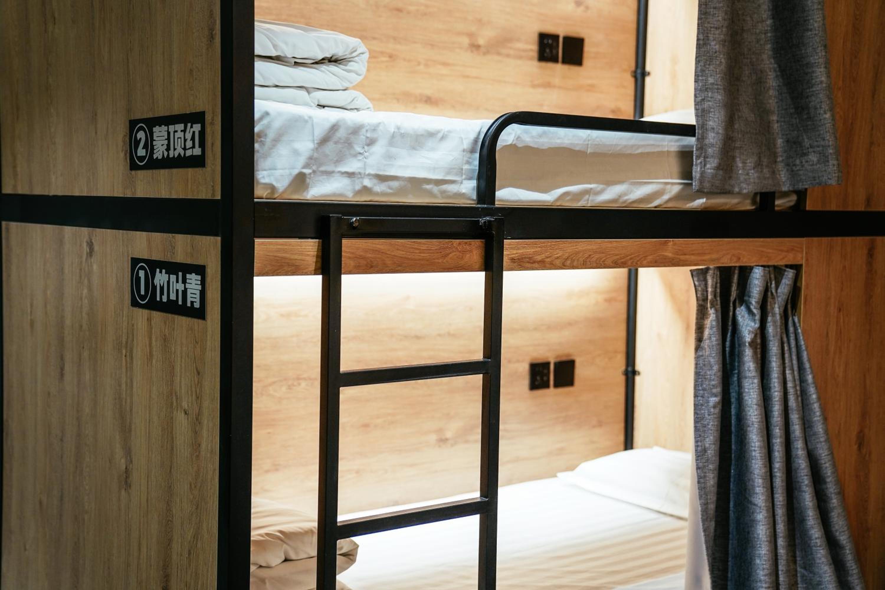 Bed in 4-Bed Male Dormitory Room photo 3