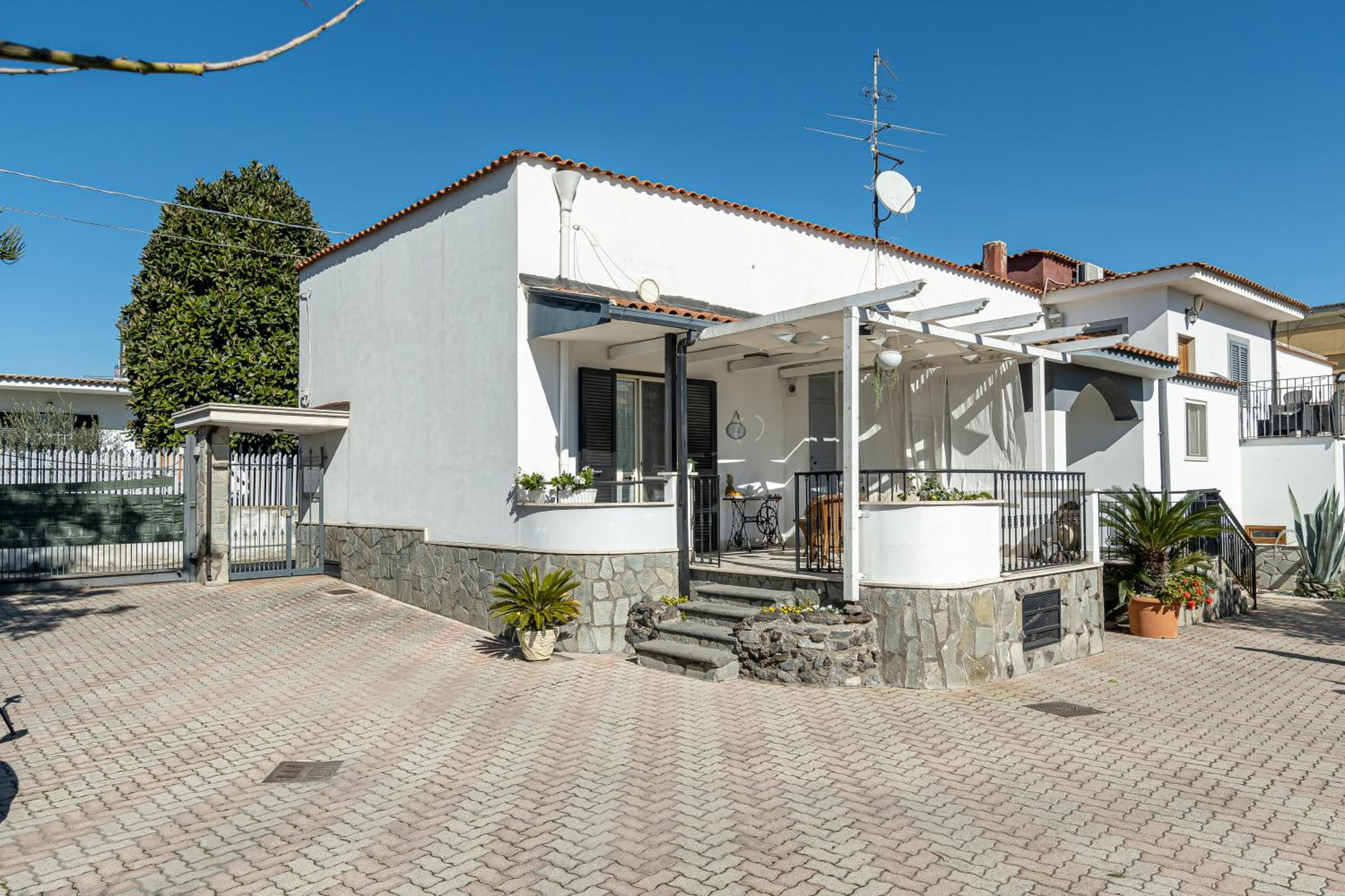 Double Room with Balcony (3 Adults) - Photo 9