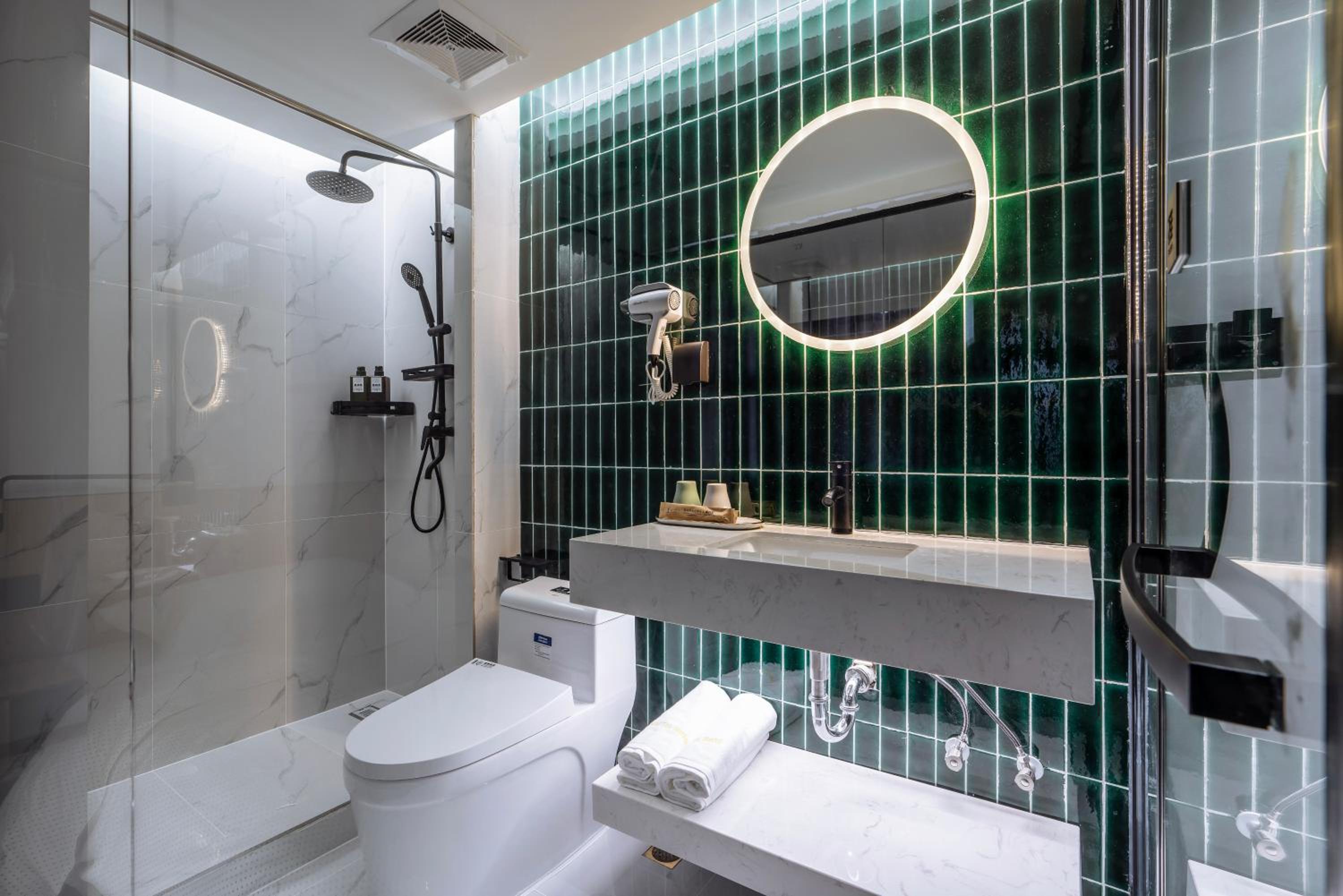 Family Quadruple Room with Private Bathroom - Photo 6