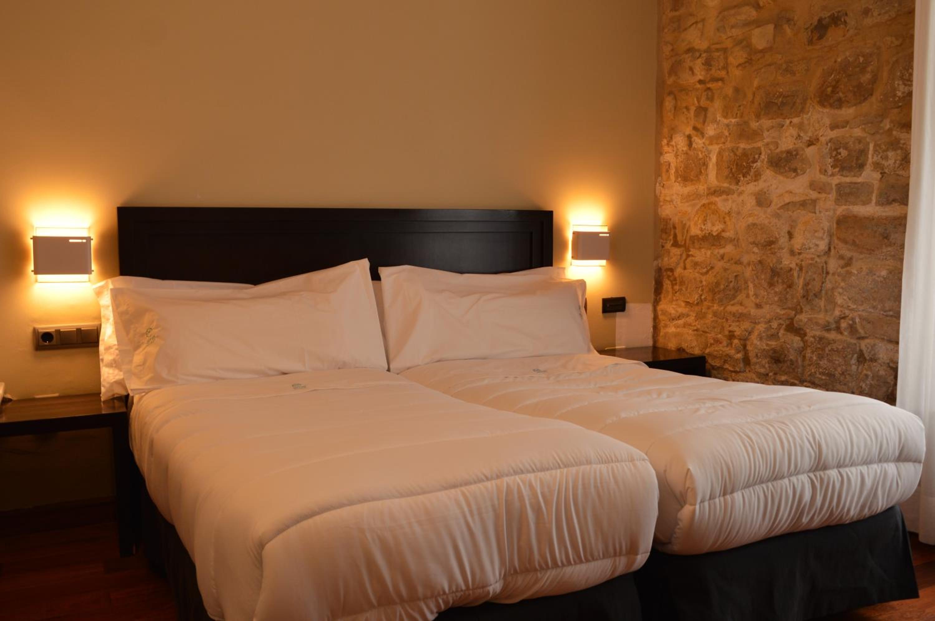 Twin Room - Photo 11