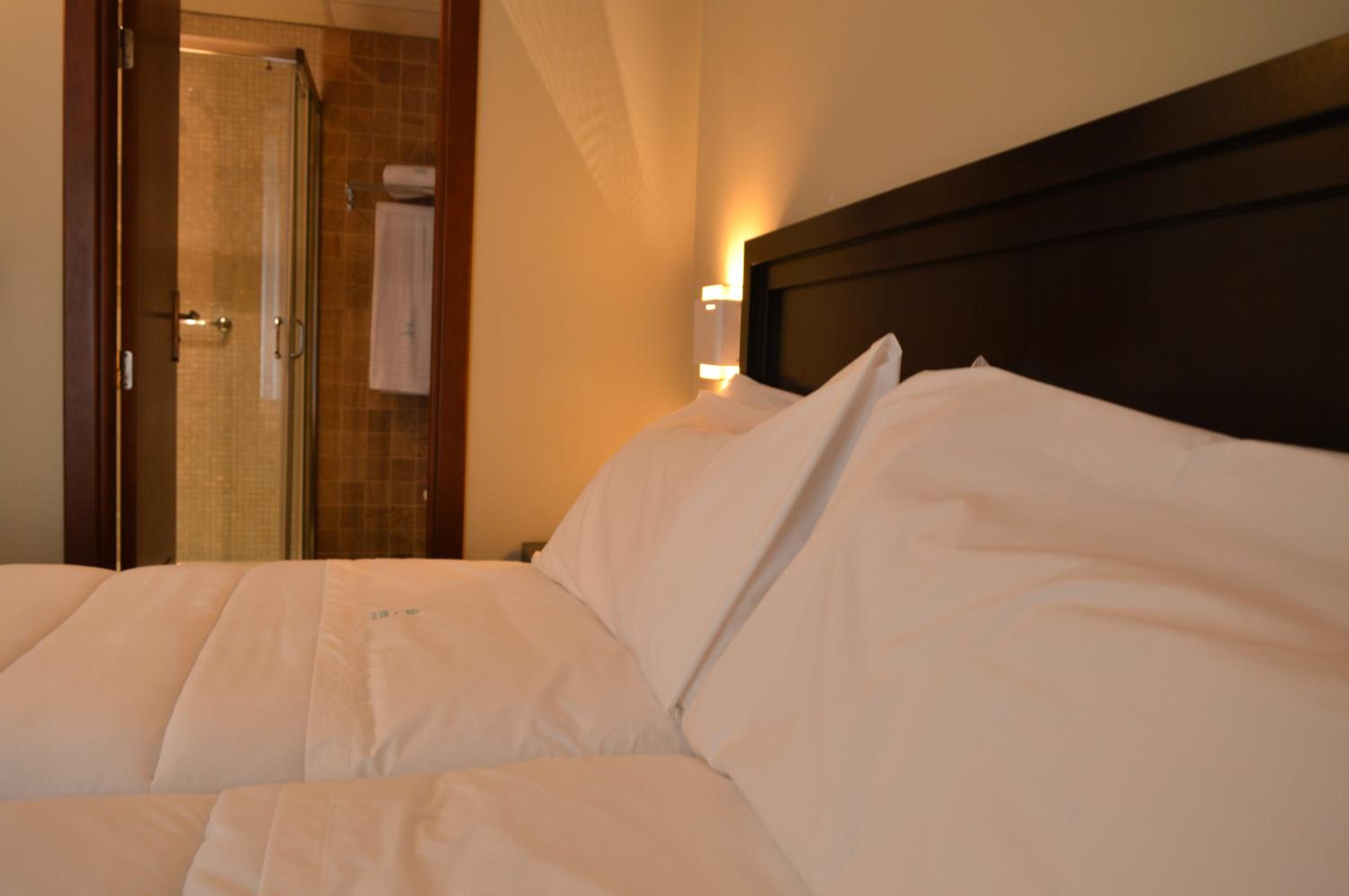 Twin Room - Photo 8