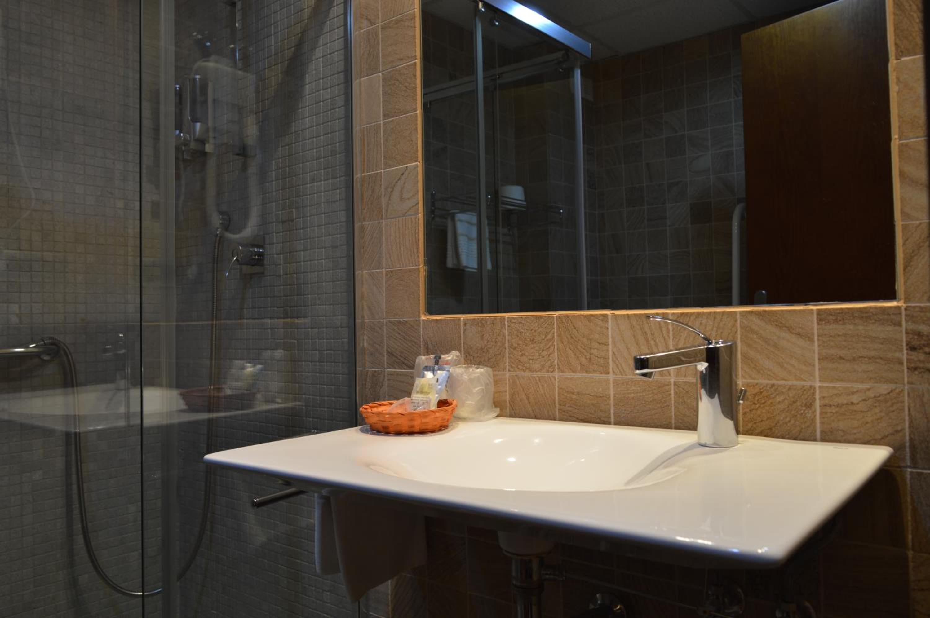 Twin Room - Photo 14