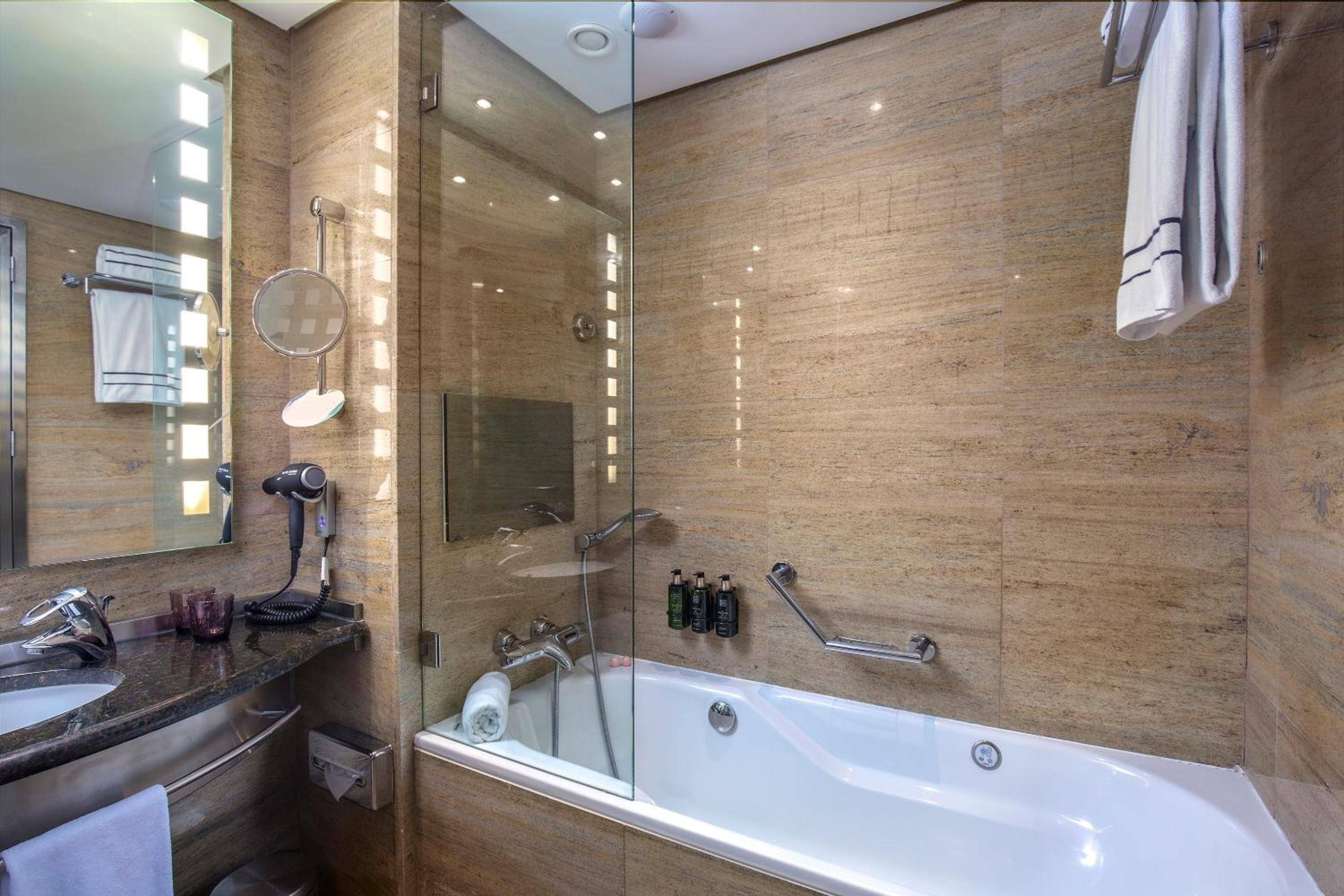 Premium Double Room thumbnail 5